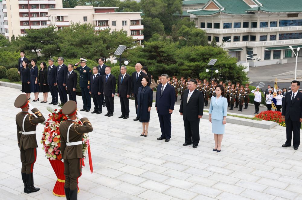 Xi Jinping, secrétaire général du Comité central du PCC et président chinois, rend hommage à la Tour de l'amitié Chine-RPDC avec son épouse Peng Liyuan, en compagnie de Kim Jong Un, secrétaire général du Parti du travail de Corée et président des Affaires d'État de la RPDC, et de son épouse Ri Sol Ju, à Pyongyang, RPDC, le 9 juin 2026. /Xinhua