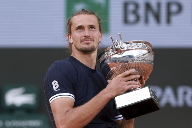 L'Allemand Alexander Zverev montre sa récompense après avoir battu l'Italien Flavio Cobolli 6-1, 4-6, 6-4, 6-7(5), 6-1 lors de la finale du simple messieurs à Roland Garros à Paris, France, le 7 juin 2026. /VCG