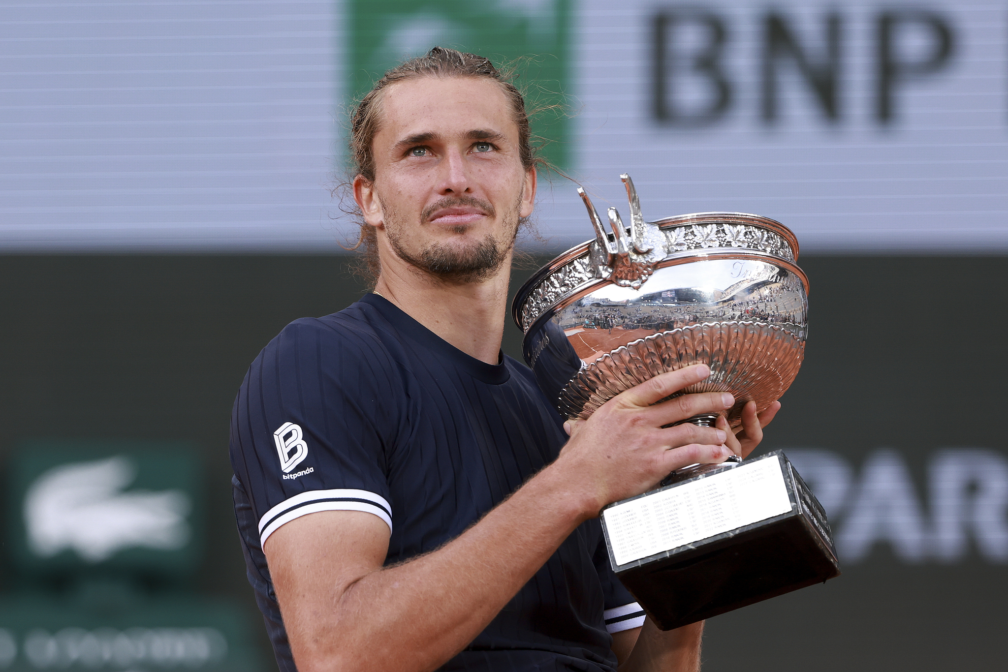 L'Allemand Alexander Zverev montre sa récompense après avoir battu l'Italien Flavio Cobolli 6-1, 4-6, 6-4, 6-7(5), 6-1 lors de la finale du simple messieurs à Roland Garros à Paris, France, le 7 juin 2026. /VCG