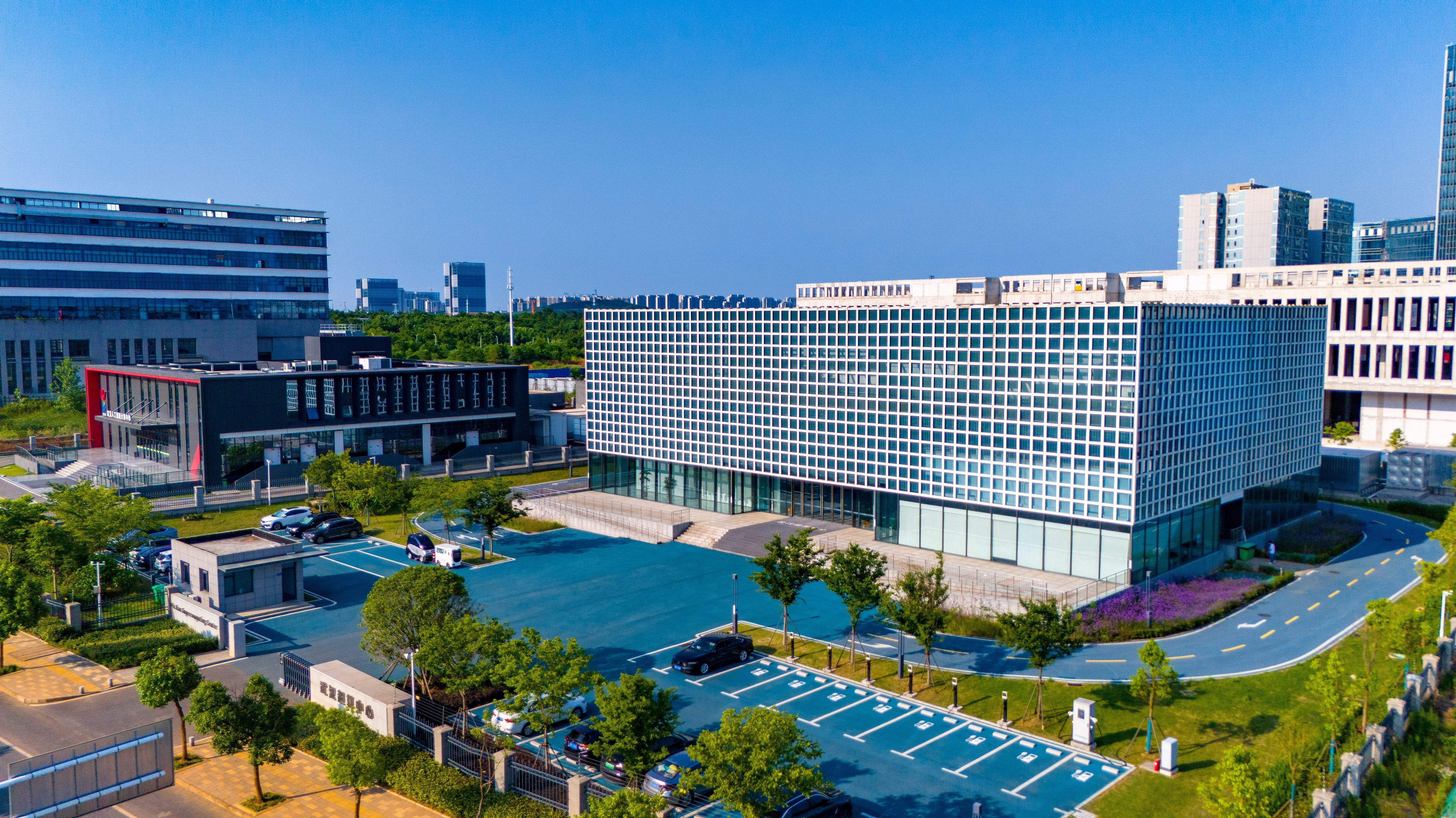 Une vue aérienne du Centre de calcul intensif de Wuhan et du Centre de calcul de l'intelligence artificielle de Wuhan, dans la province du Hubei (centre de la Chine), le 19 juin 2024. /VCG