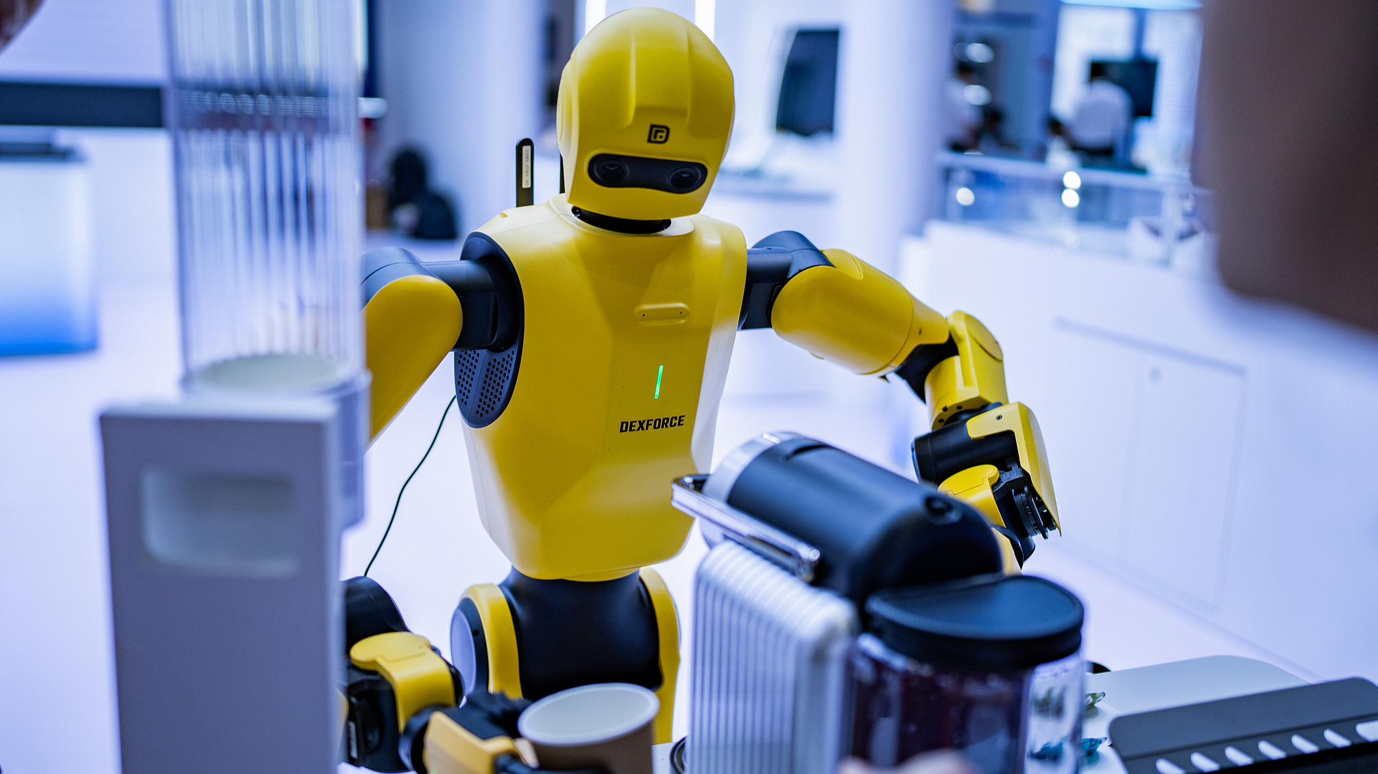 Un robot humanoïde préparant du café lors d'une exposition à Pékin, en Chine, le 23 juin 2026. /VCG