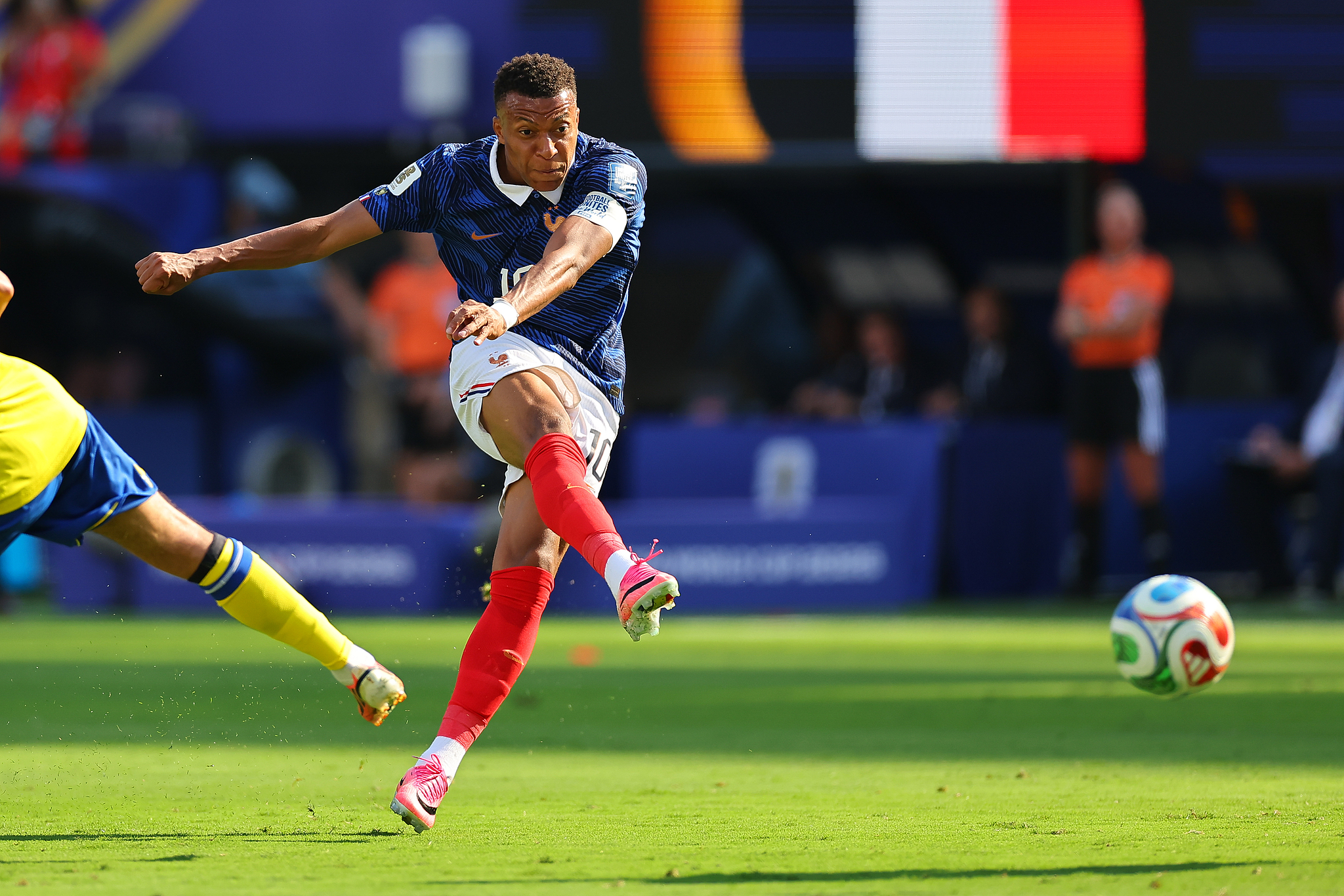 L'attaquant français Kylian Mbappe tire pour marquer un but lors des huitièmes de finale contre la Suède lors de la Coupe du Monde de la FIFA 2026 à East Rutherford, New Jersey, le 30 juin 2026. /VCG