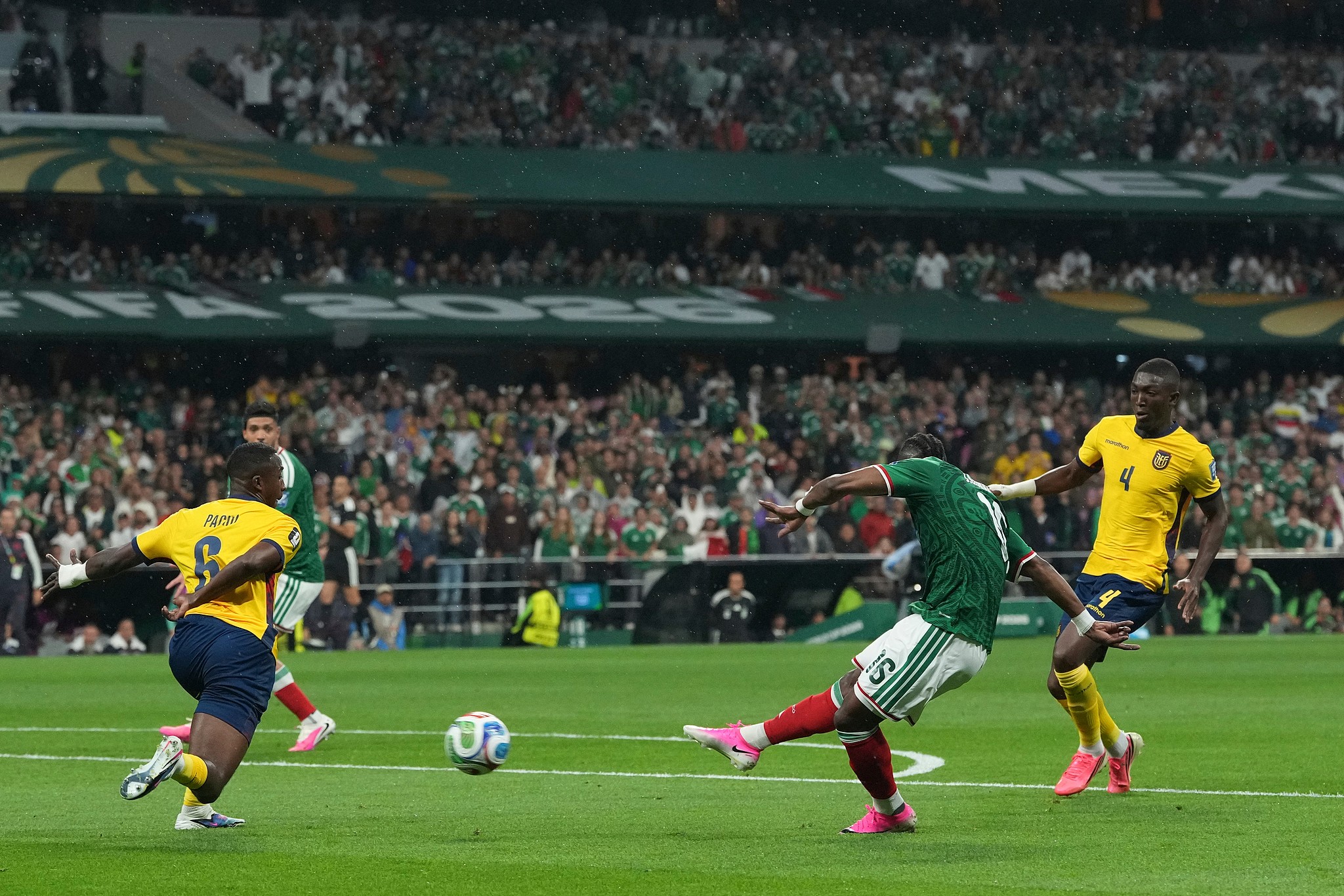 L'attaquant mexicain Julian Quinones (#16) tire pour marquer un but en huitièmes de finale contre l'Équateur lors de la Coupe du Monde de la FIFA 2026 à Mexico, Mexique, le 30 juin 2026. /VCG