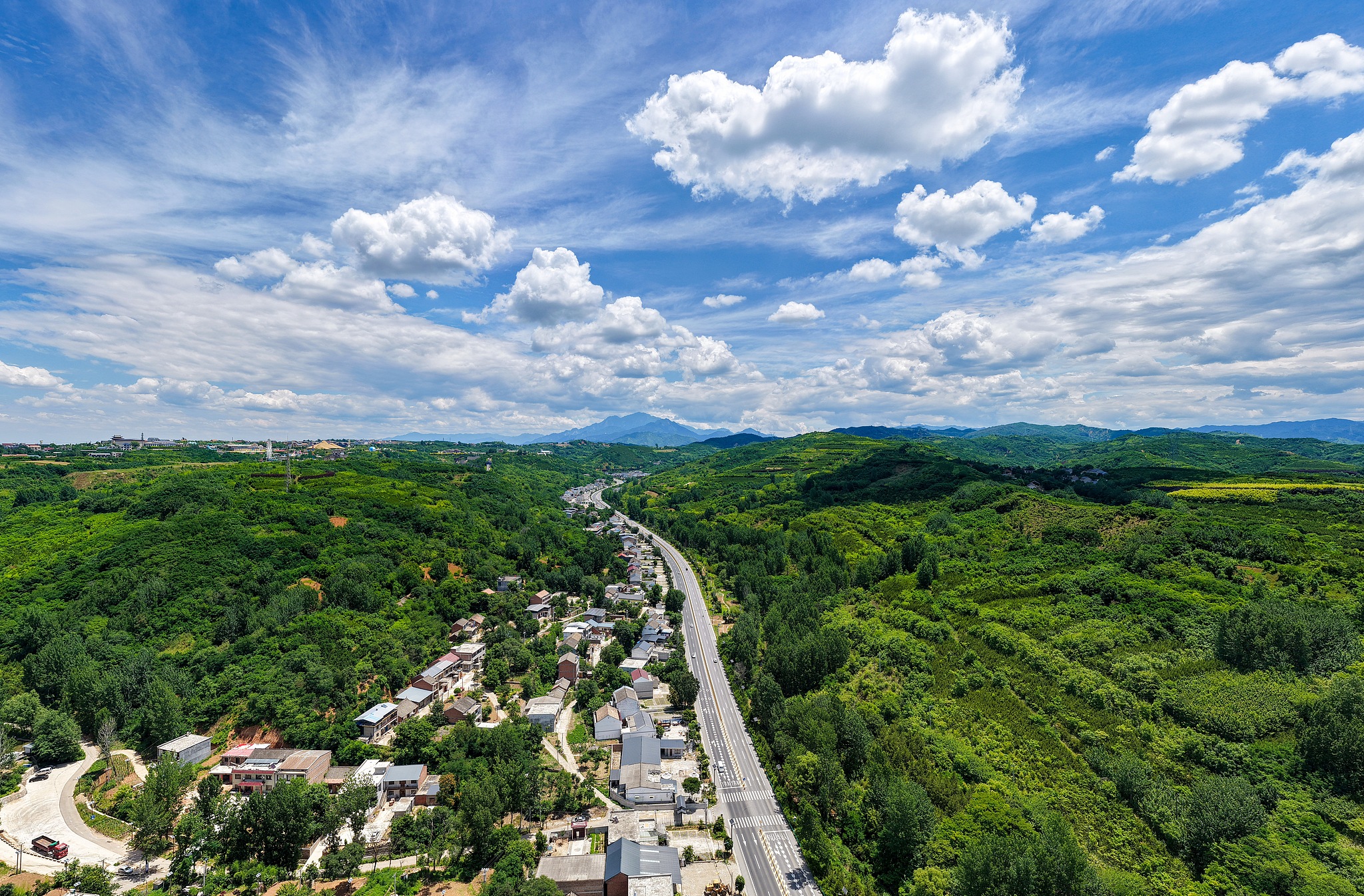 Une vue des montagnes Qinling dans le comté de Lantian, ville de Xi'an, province du Shaanxi, nord-ouest de la Chine, le 12 juin 2026. /VCG