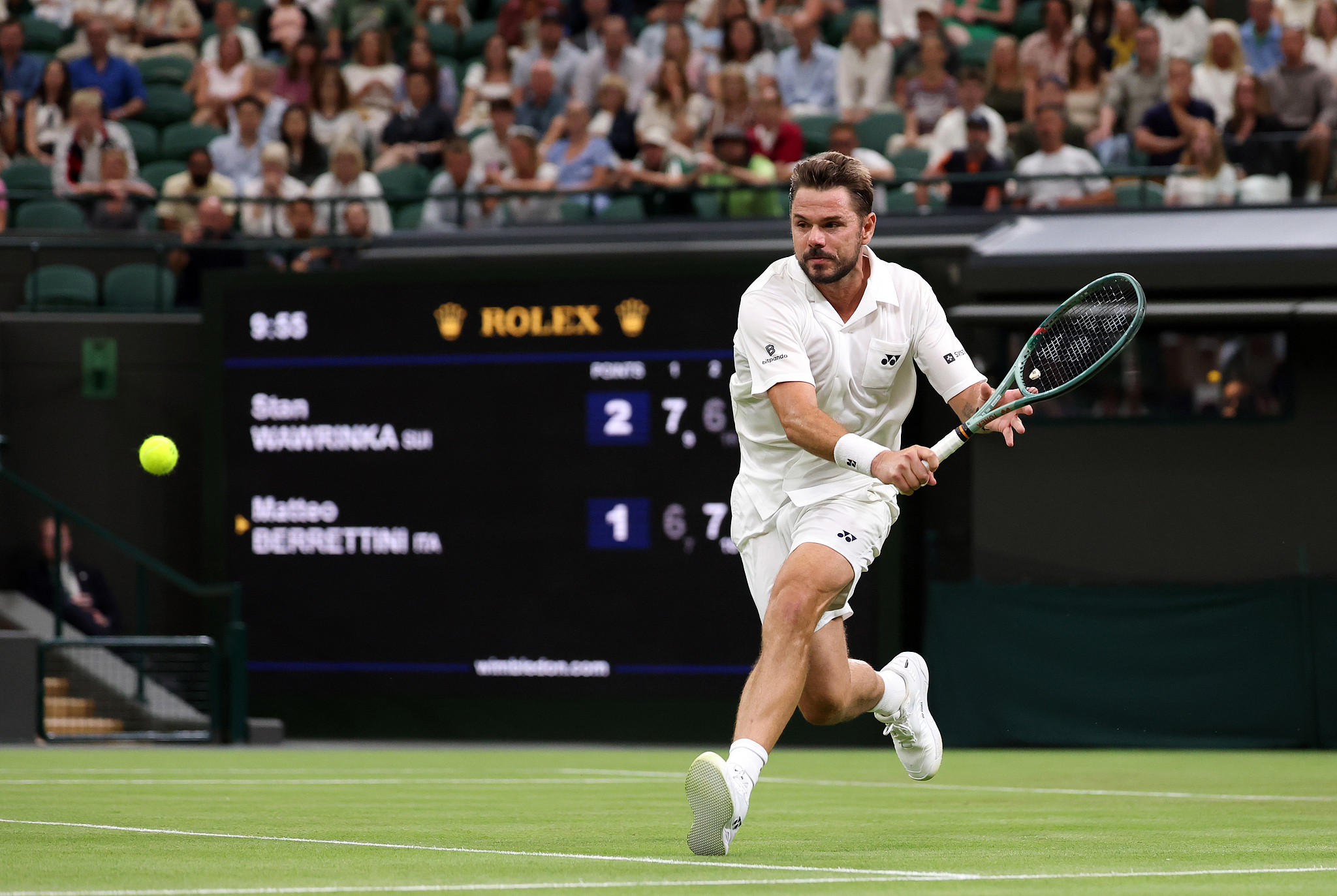 Le Suisse Stan Wawrinka réussit un tir lors du premier tour du simple messieurs contre l'Italien Matteo Berrettini aux championnats de Wimbledon au All England Lawn Tennis and Croquet Club à Londres, Angleterre, le 30 juin 2026. /VCG