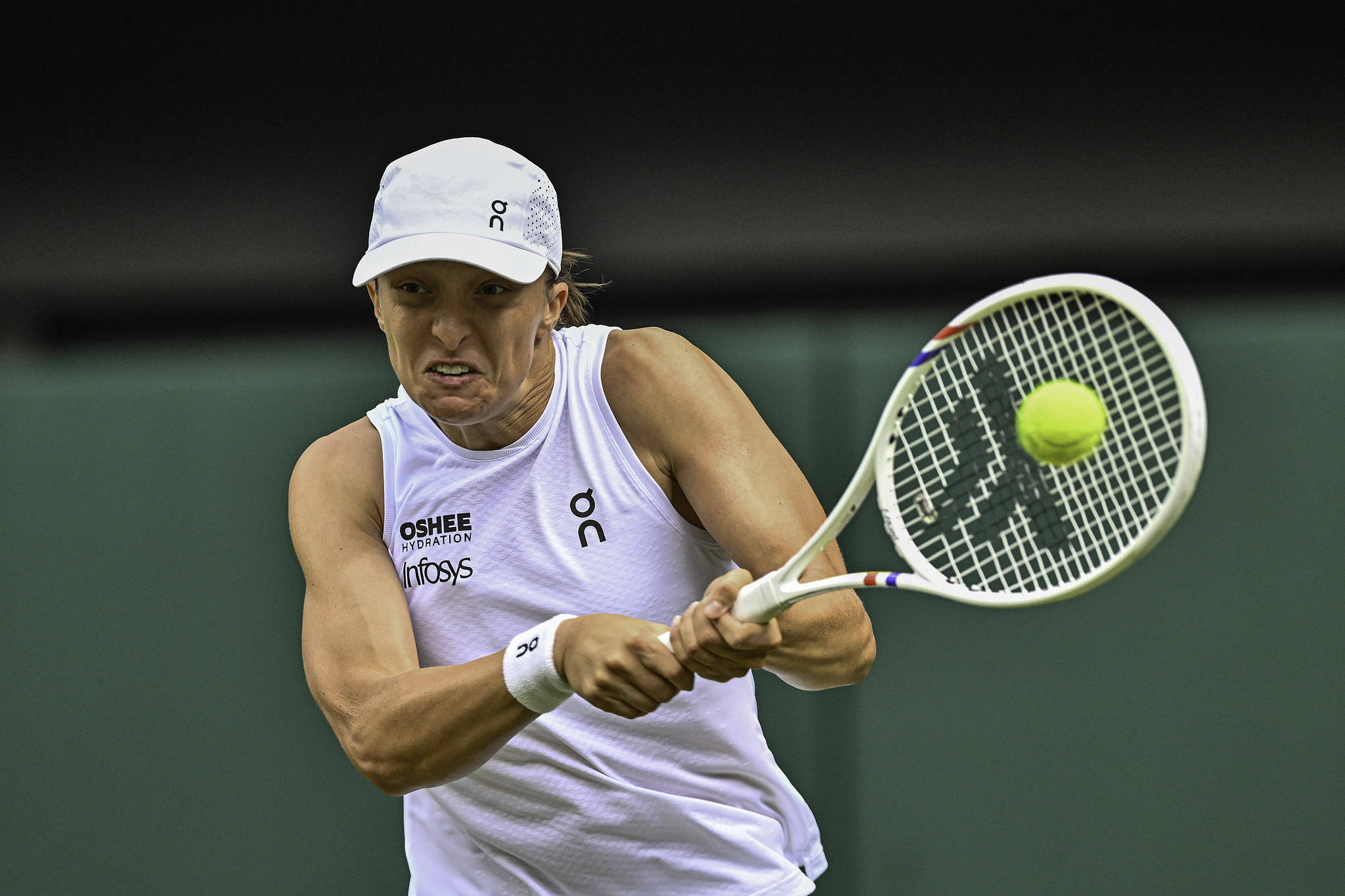 La Polonaise Iga Swiatek réussit un tir lors du premier tour du simple féminin contre l'Américaine Taylor Townsend aux championnats de Wimbledon au All England Lawn Tennis and Croquet Club à Londres, Angleterre, le 30 juin 2026. /VCG