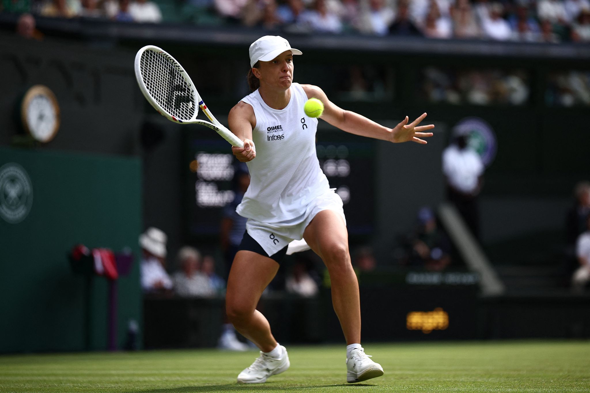 La Polonaise Iga Swiatek réussit un tir lors du premier tour du simple féminin contre l'Américaine Taylor Townsend aux championnats de Wimbledon au All England Lawn Tennis and Croquet Club à Londres, Angleterre, le 30 juin 2026. /VCG