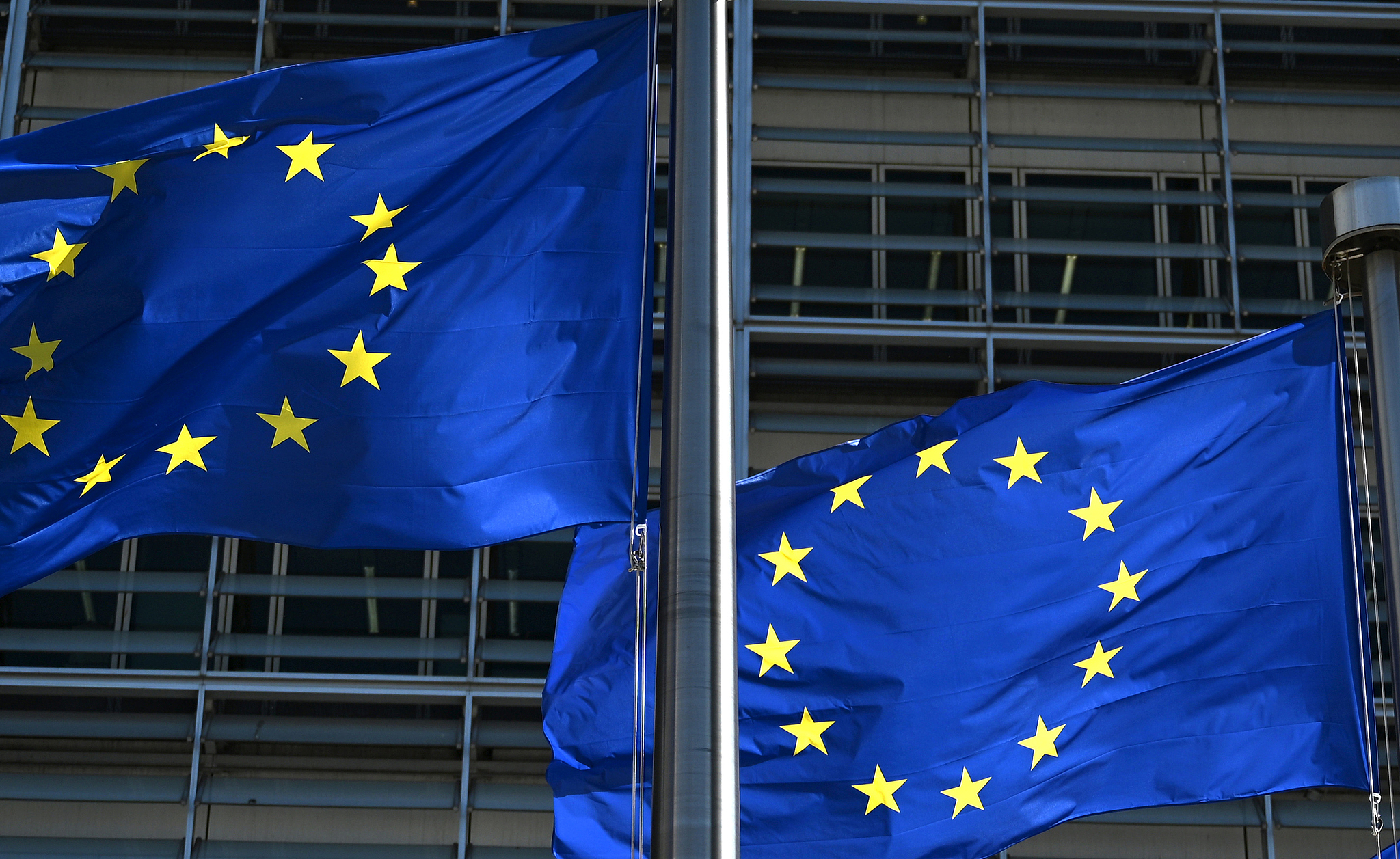 Les drapeaux de l’Union européenne flottent au vent devant le bâtiment de la Commission européenne en Belgique, le 22 mai 2026. /VCG