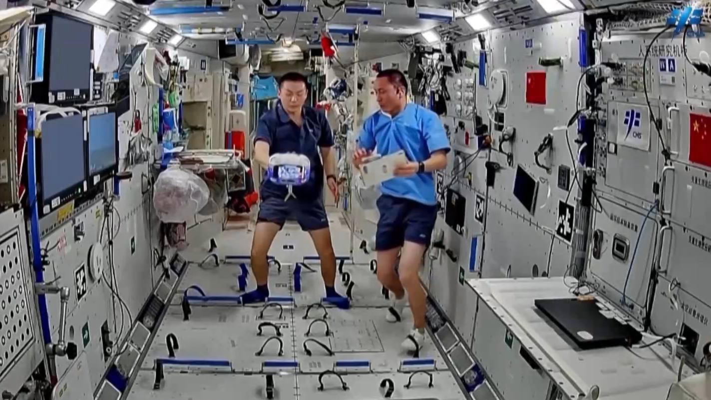Les astronautes de Shenzhou-23 interagissent avec le robot intelligent Xiaohang dans l'espace. /CMG