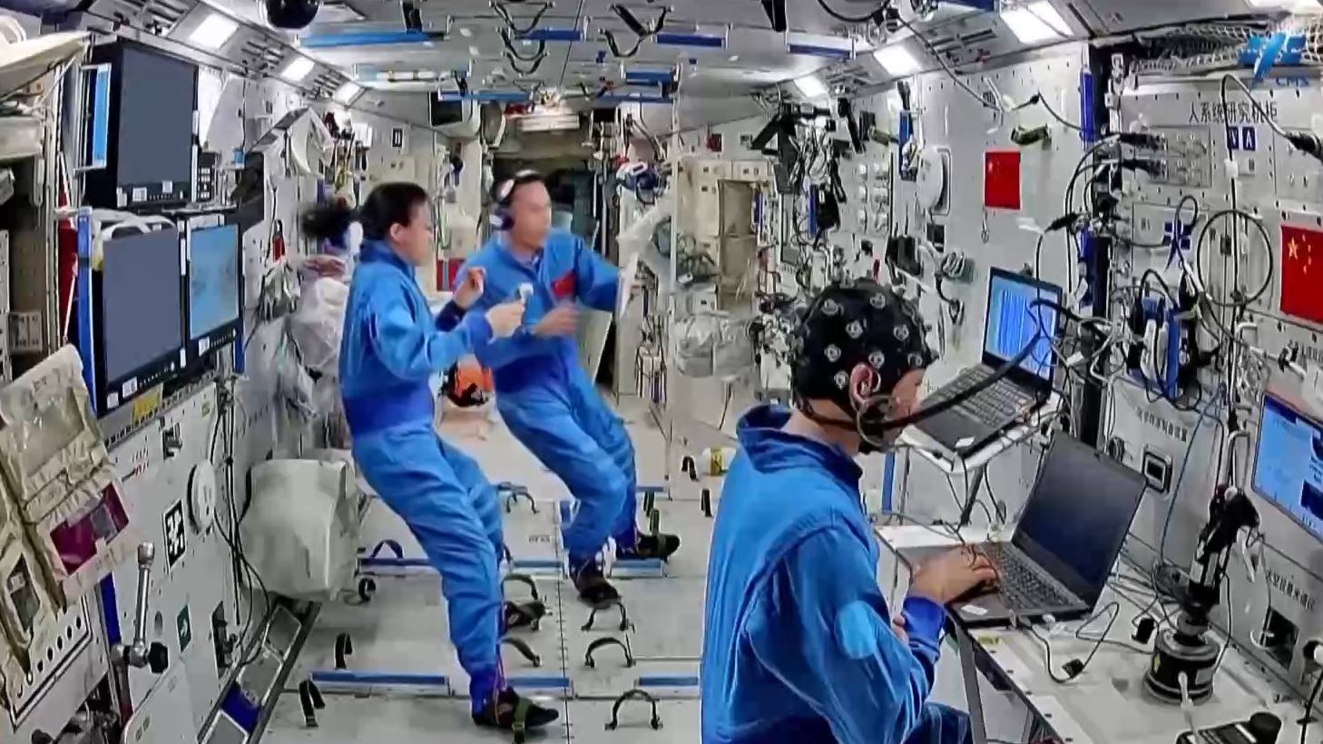 L'équipage du Shenzhou-23 mène des expériences en neurosciences. /CMG