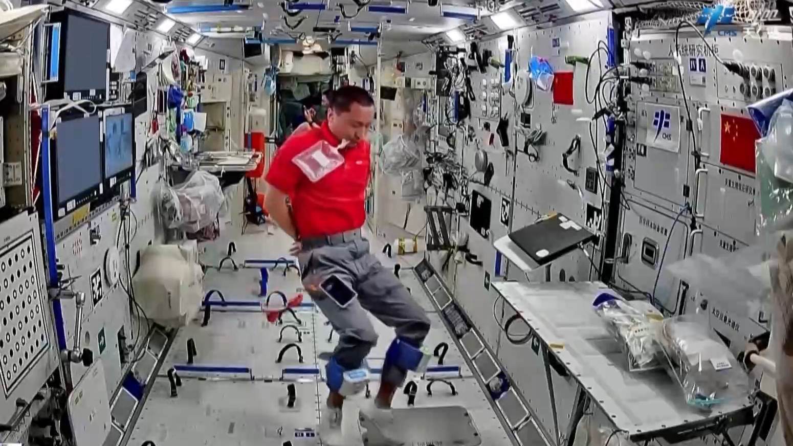 Zhu Yangzhu, commandant de mission de l'équipage du Shenzhou-23, mène des exercices. /CMG