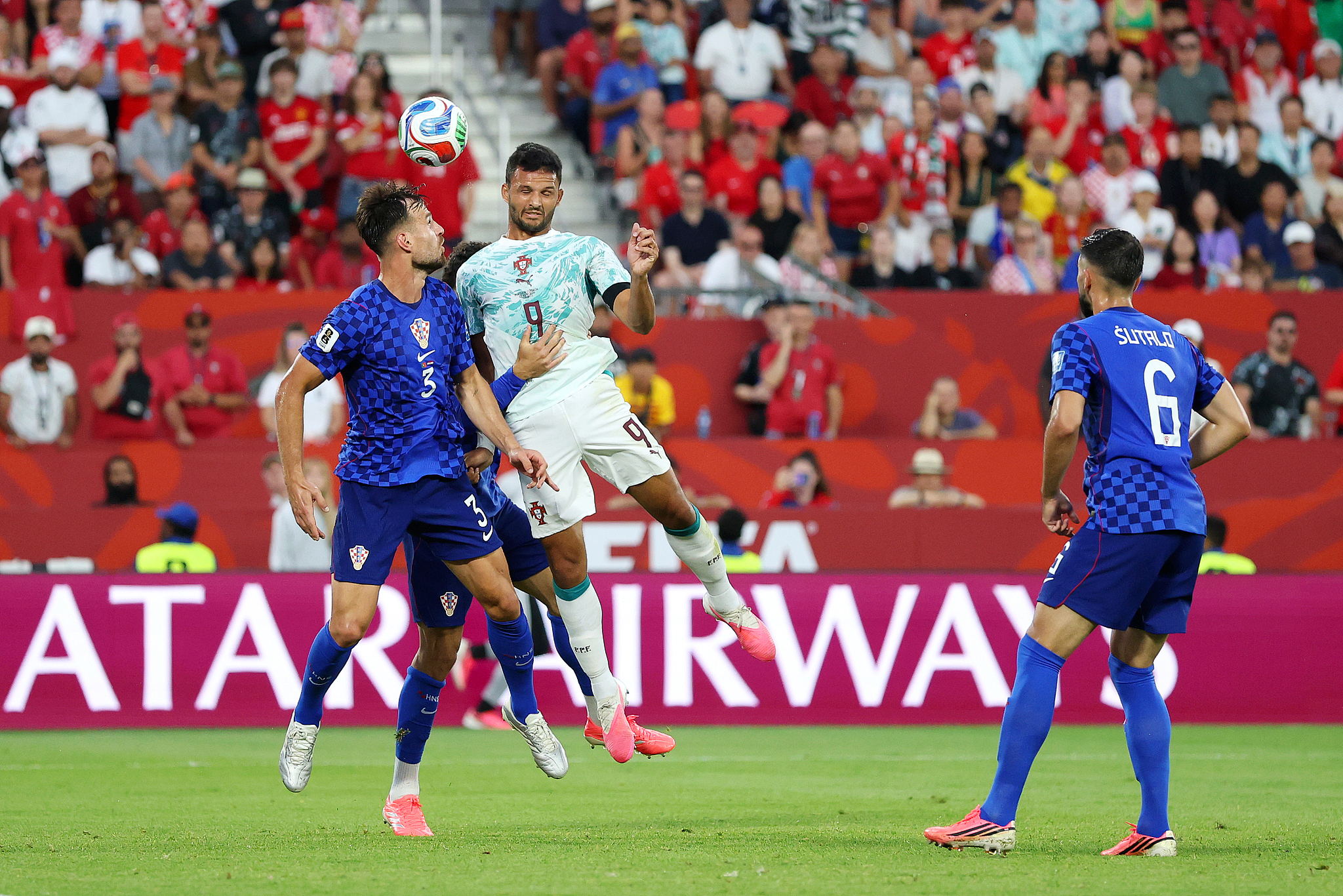 L'attaquant portugais Goncalo Ramos (#9) marque de la tête lors du match des huitièmes de finale contre la Croatie lors de la Coupe du Monde de la FIFA 2026 à Toronto, Canada, le 2 juillet 2026. /VCG