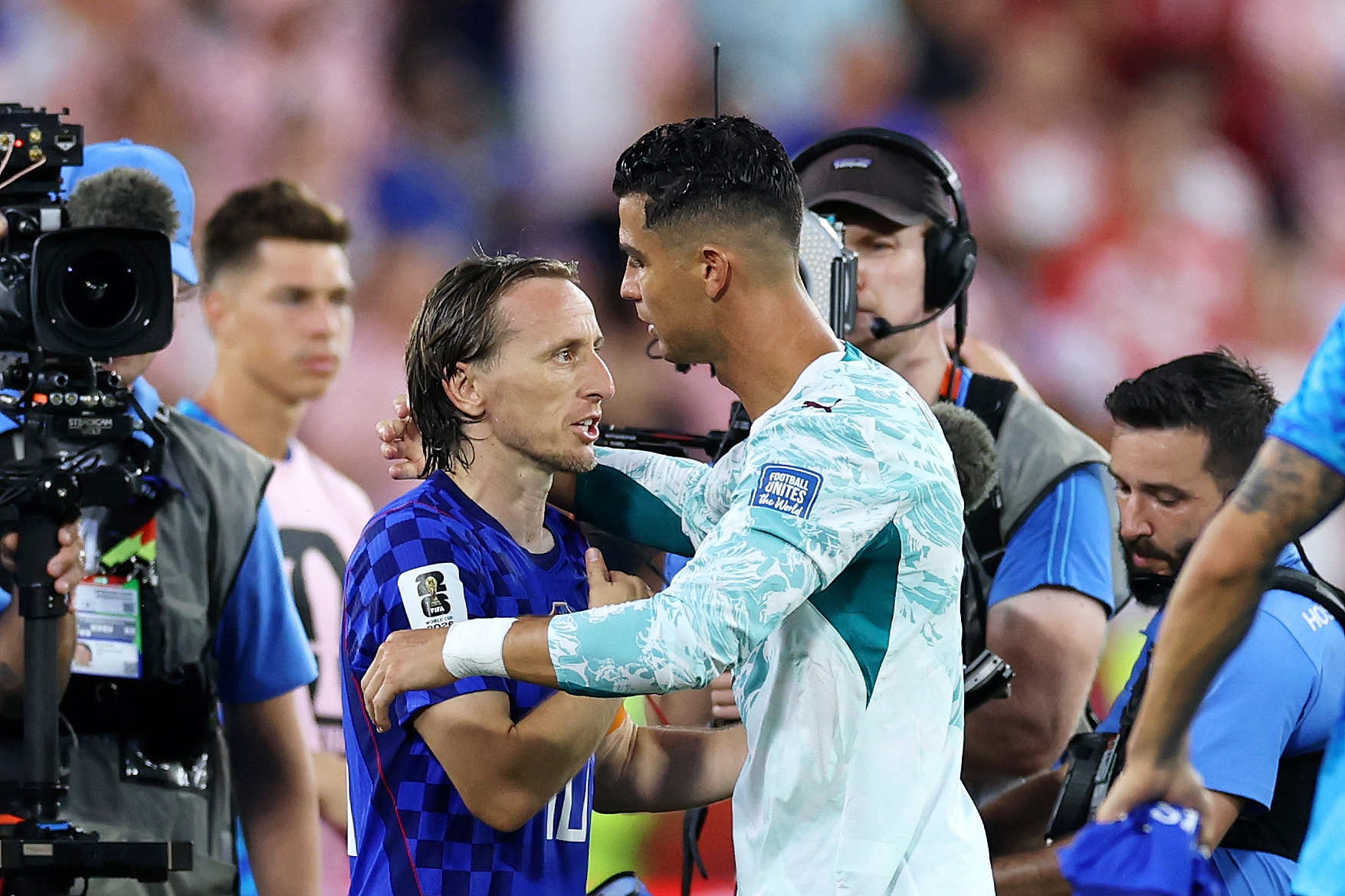 Le milieu de terrain croate Luka Modric (à gauche) et l'attaquant portugais Cristiano Ronaldo s'embrassent après les seizièmes de finale de la Coupe du Monde de la FIFA 2026 à Toronto, Canada, le 2 juillet 2026. /VCG