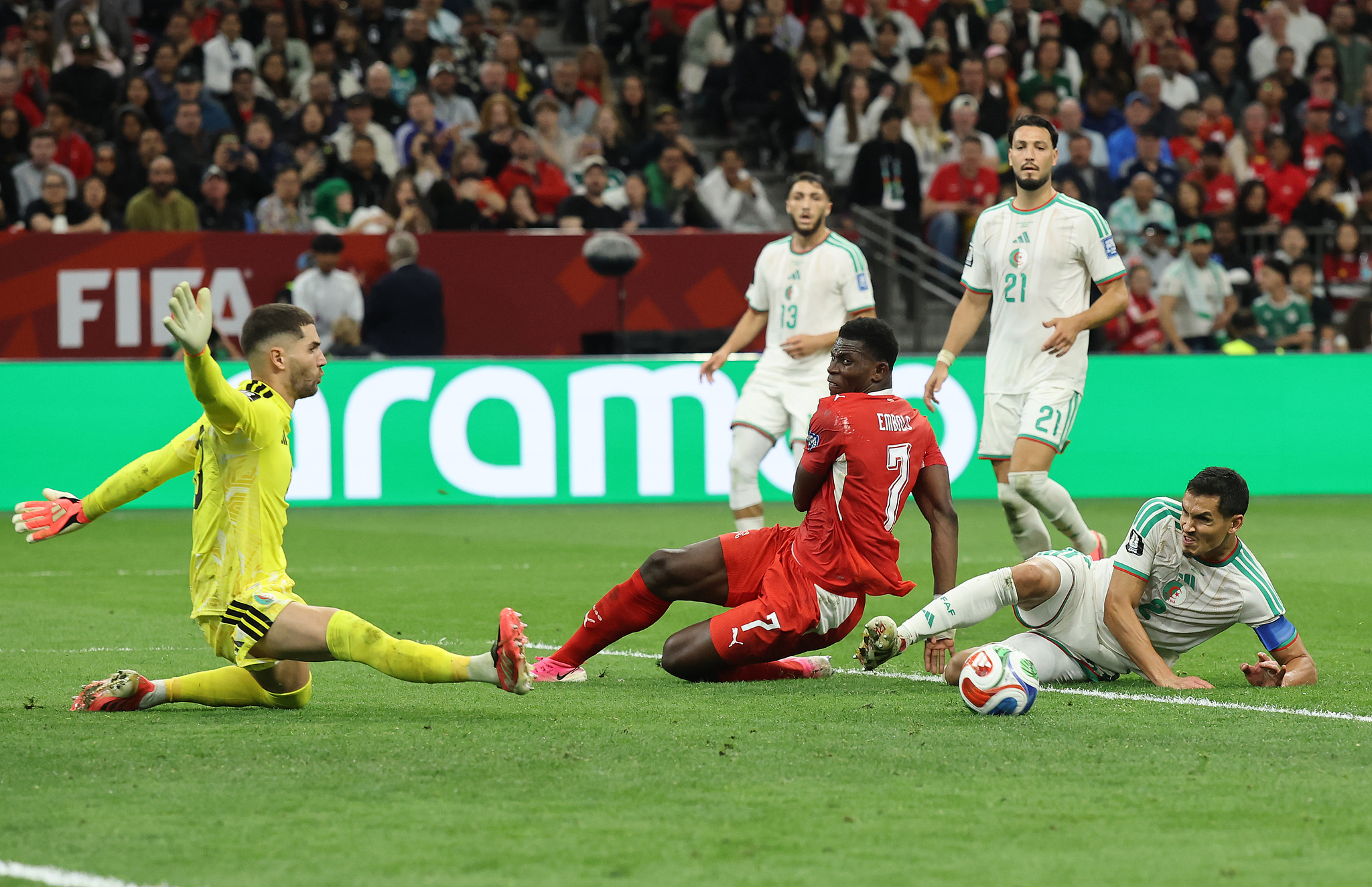 L'attaquant suisse Breel Embolo (#7) tire pour marquer un but en huitièmes de finale contre l'Algérie lors de la Coupe du Monde de la FIFA 2026 à Vancouver, Canada, le 2 juillet 2026. /VCG