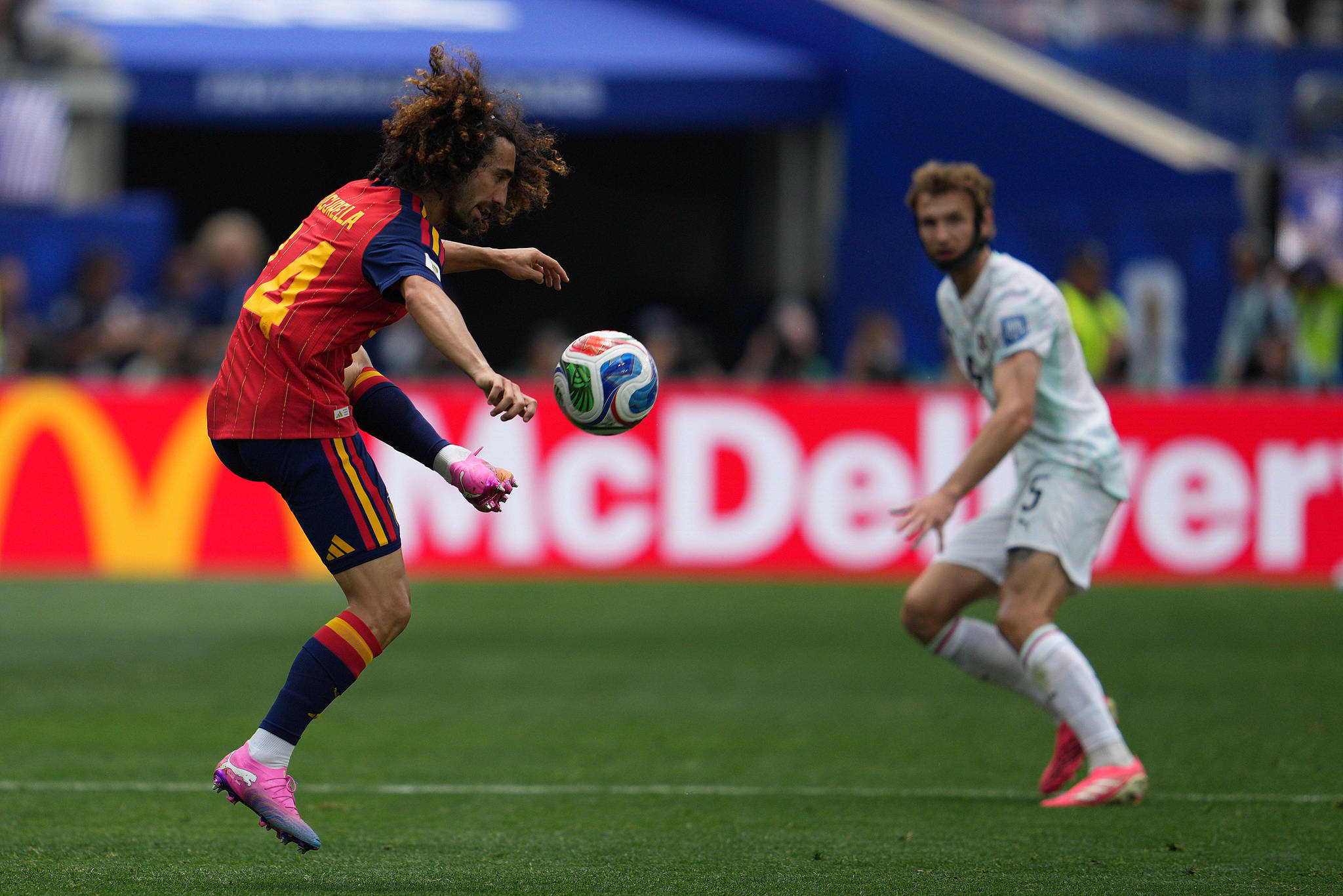 Le défenseur espagnol Marc Cucurella (à gauche) contrôle le ballon lors du match des seizièmes de finale contre l'Autriche lors de la Coupe du Monde de la FIFA 2026 à Inglewood, Californie, le 2 juillet 2026. /VCG