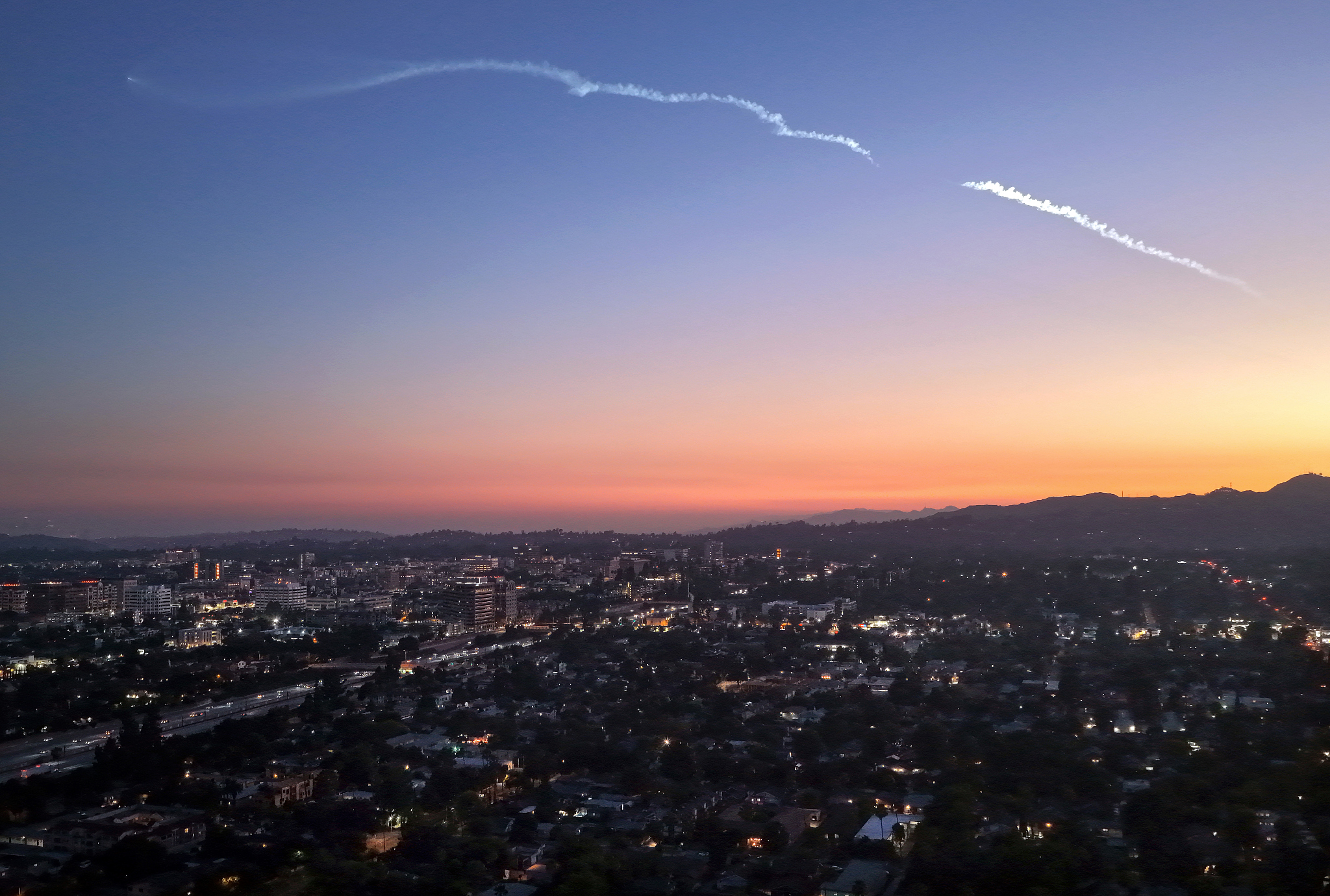 Dans une vue aérienne, une fusée SpaceX Falcon 9 s'élève après son lancement depuis la base spatiale de Vandenberg transportant 24 satellites Internet Starlink à Pasadena, Californie, États-Unis, le 24 juin 2026. /VCG