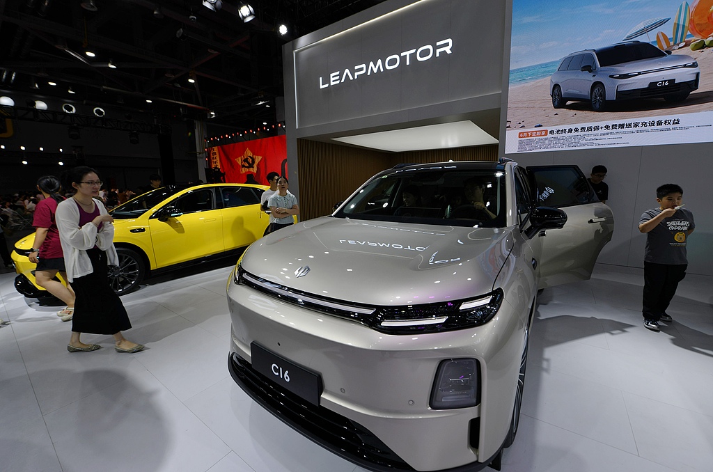 Des citoyens vus visiter le stand de Leapmotor Auto au Salon automobile CMS Hangzhou à Hangzhou, province du Zhejiang, le 1er juillet 2026. /VCG