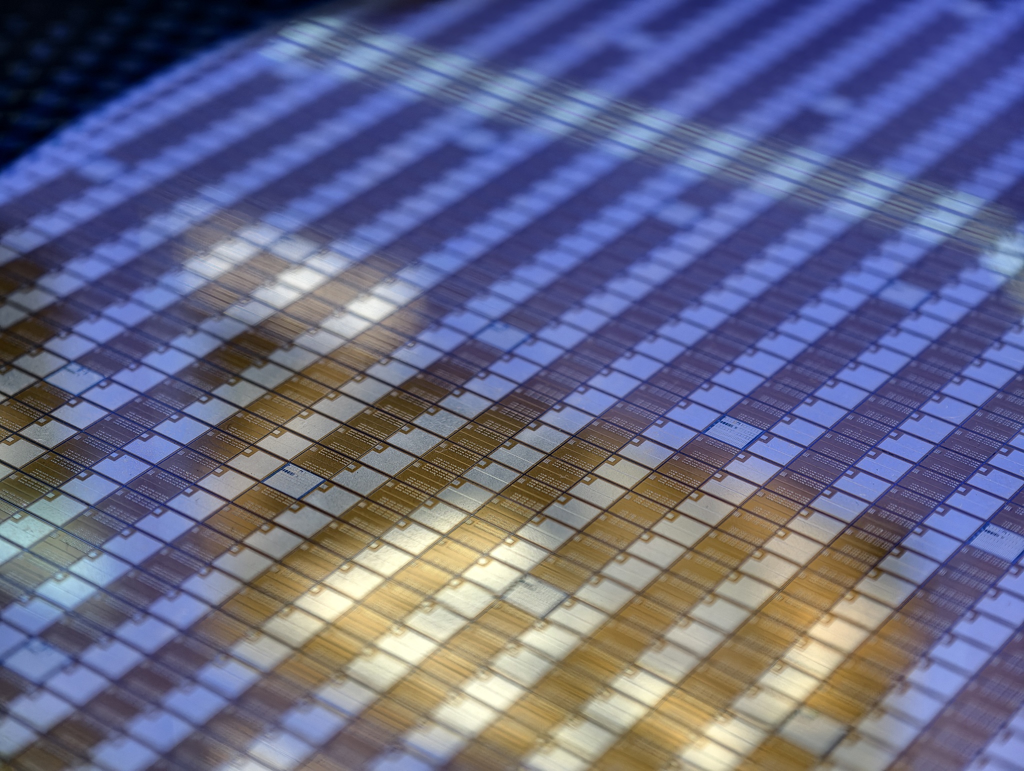 Gros plan d'une puce mémoire à nœud mature exposée au hall d'exposition de l'industrie frontalière du port Oriental Chip, zone de libre-échange de Lingang, Pudong, Shanghai, Chine, le 24 juin 2026. /VCG