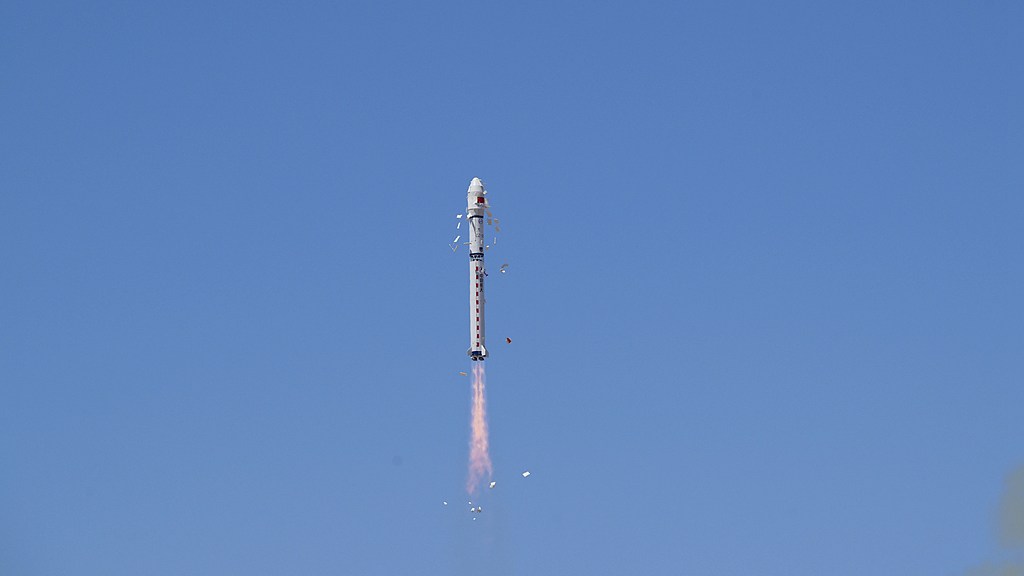 Une fusée Longue Marche-2D lance 12 satellites depuis le centre de lancement de satellites de Jiuquan, le 14 mai 2025. /VCG