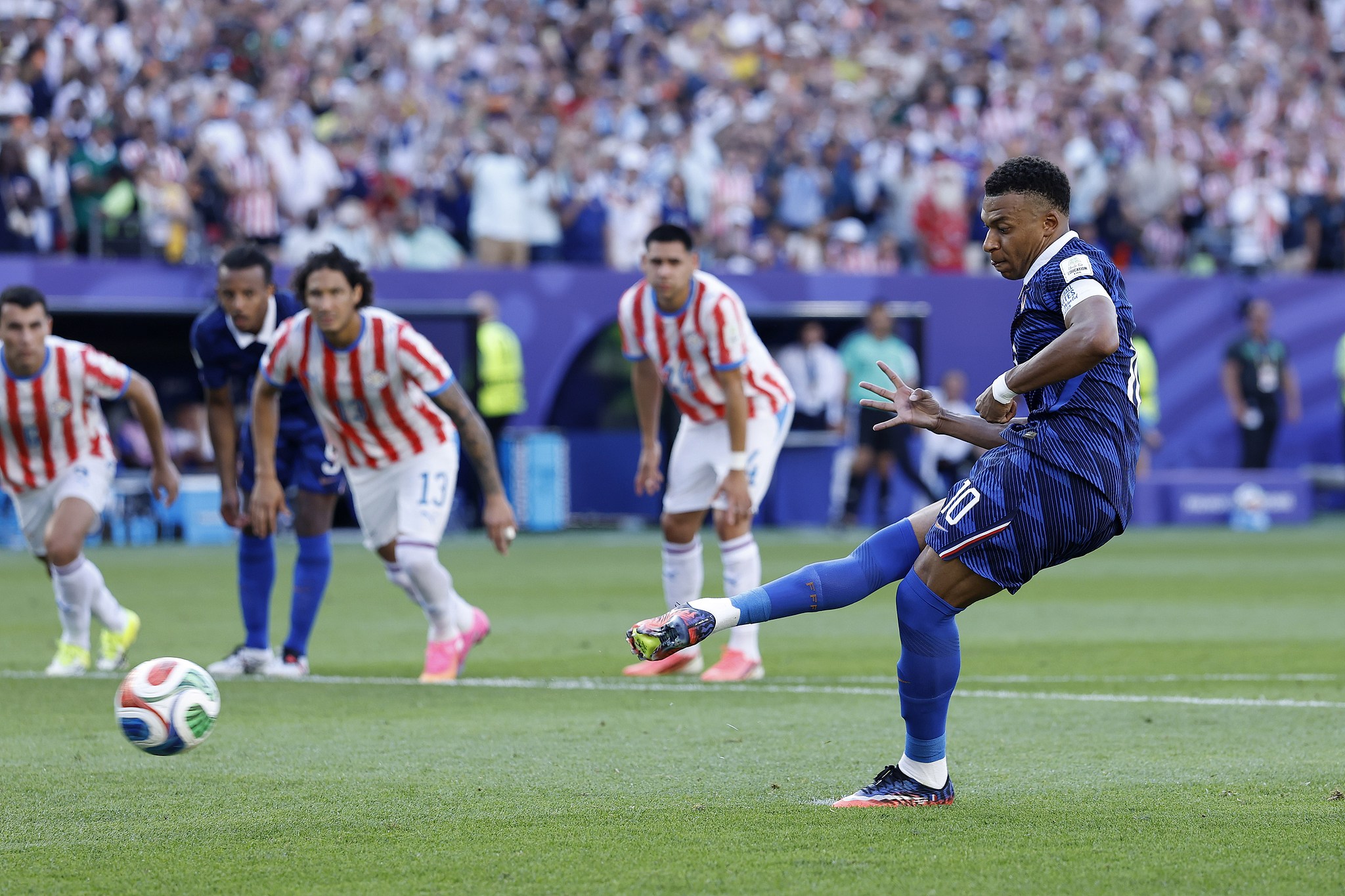 L'attaquant français Kylian Mbappe (#10) tire pour marquer un penalty lors du match des huitièmes de finale contre le Paraguay lors de la Coupe du Monde de la FIFA 2026 à Philadelphie, Pennsylvanie, le 4 juillet 2026. /VCG