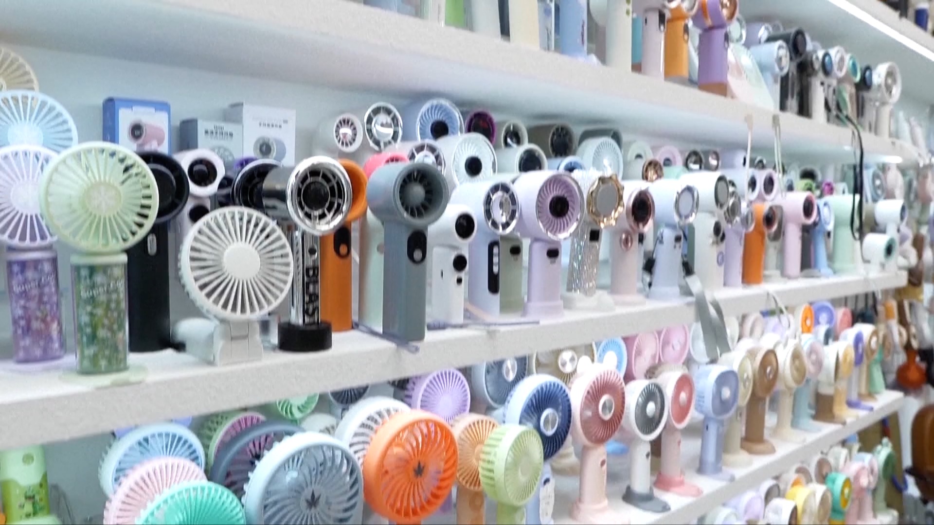 Différents types d'éventails portables sont visibles dans les magasins du marché du commerce international de Yiwu, dans la province du Zhejiang (est de la Chine). /CCTV Plus