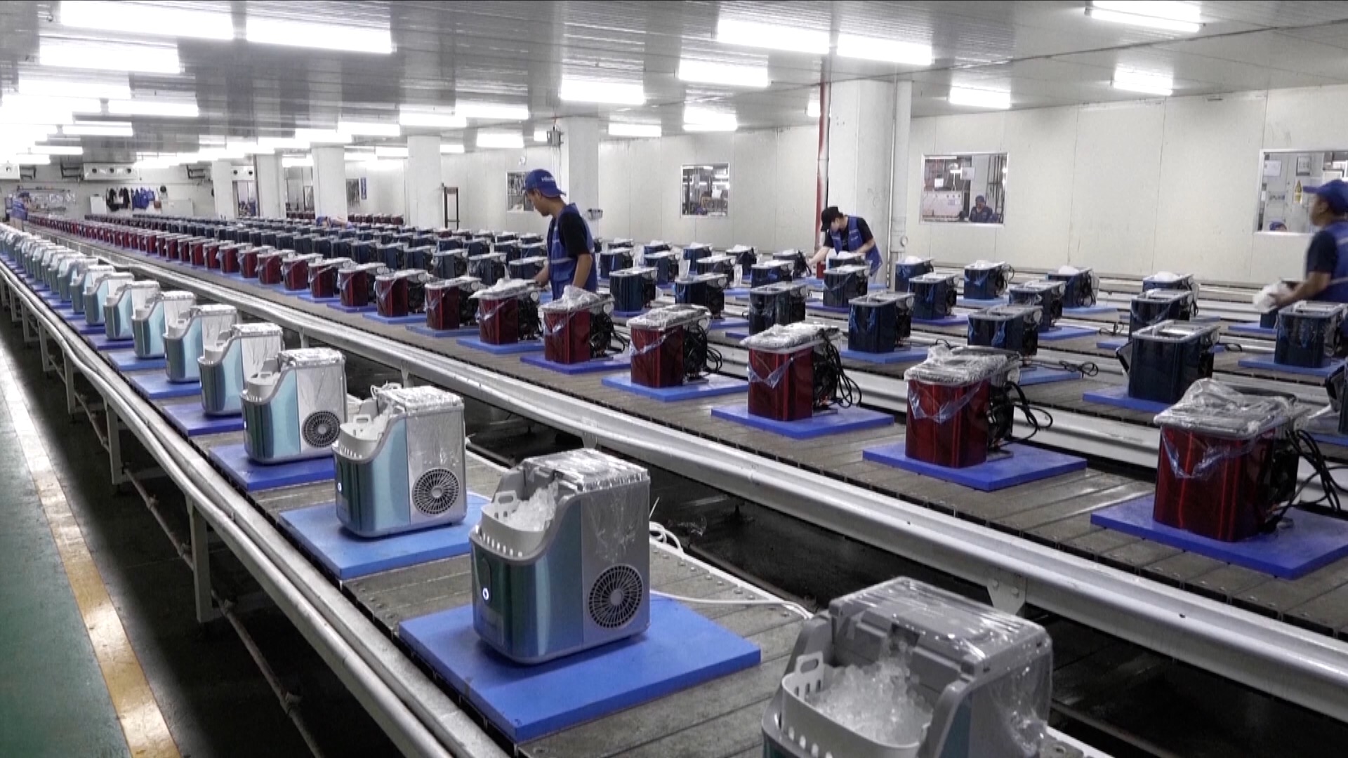 Des lignes de production de machine à glaçons sont visibles. /CCTV Plus