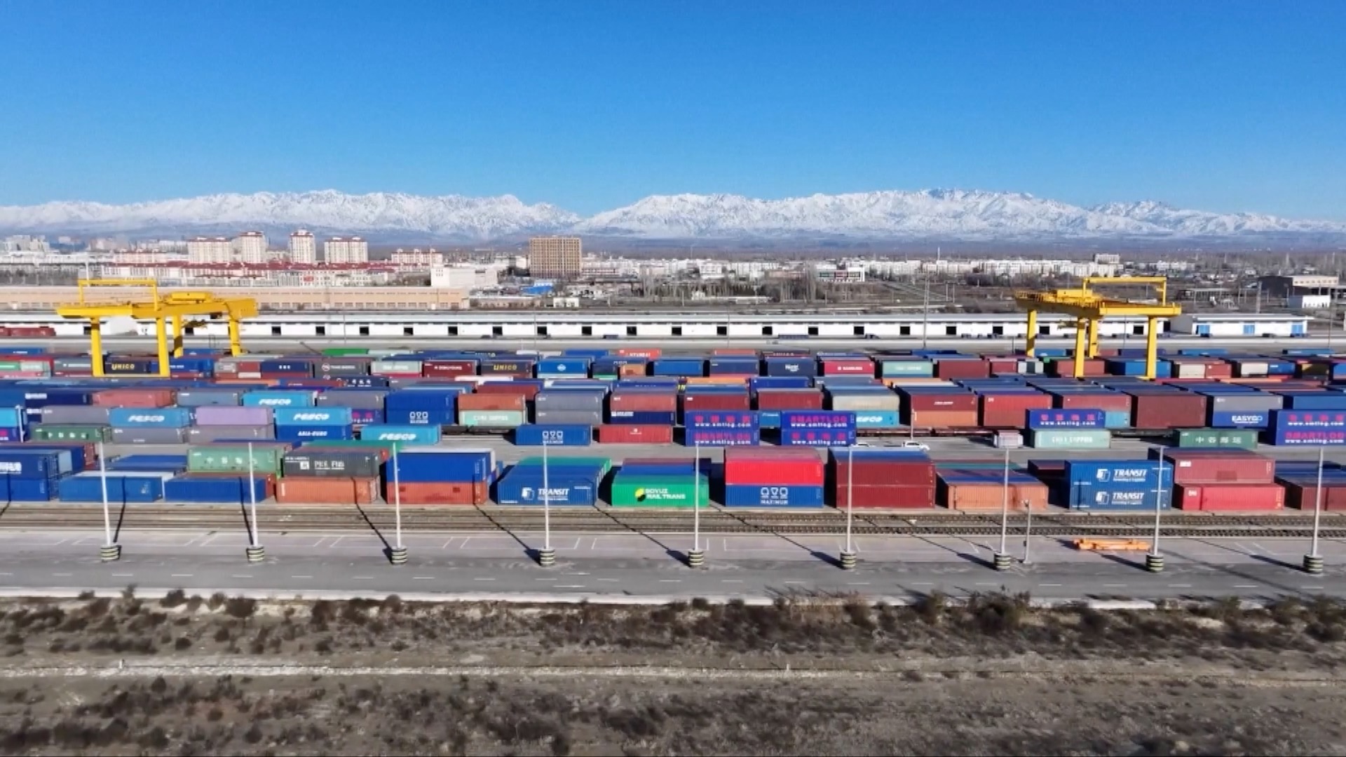 Les conteneurs sont alignés dans les ports terrestres. /CCTV Plus