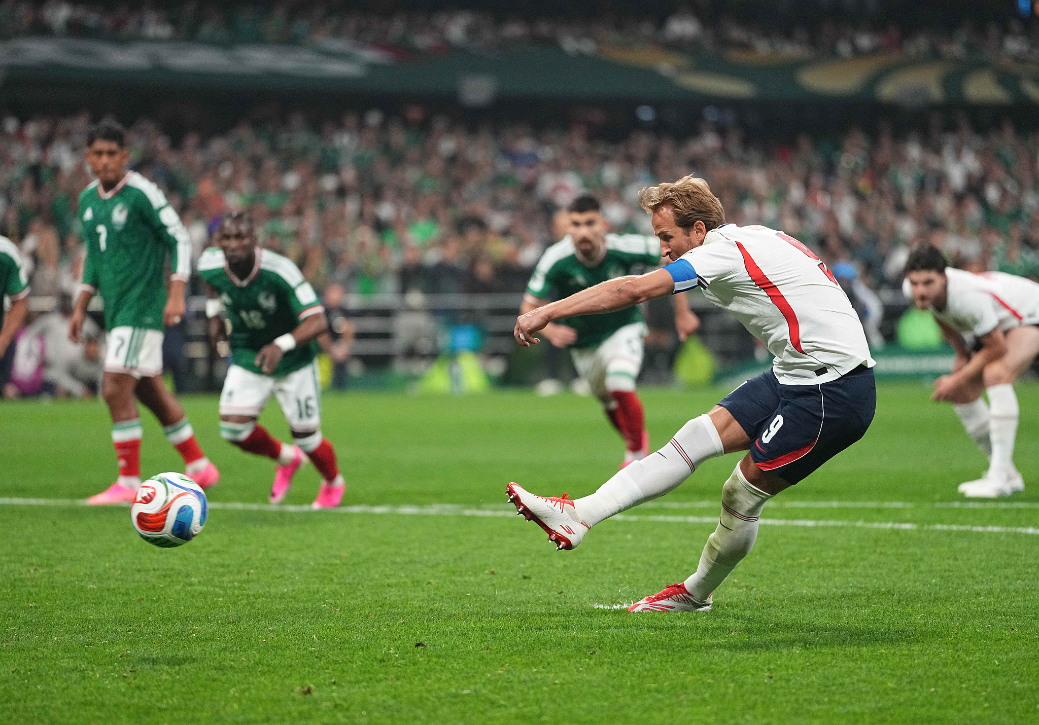L'attaquant anglais Harry Kane tire pour marquer un penalty lors des huitièmes de finale contre le Mexique lors de la Coupe du Monde de la FIFA 2026 à Mexico, Mexique, le 5 juillet 2026. /VCG