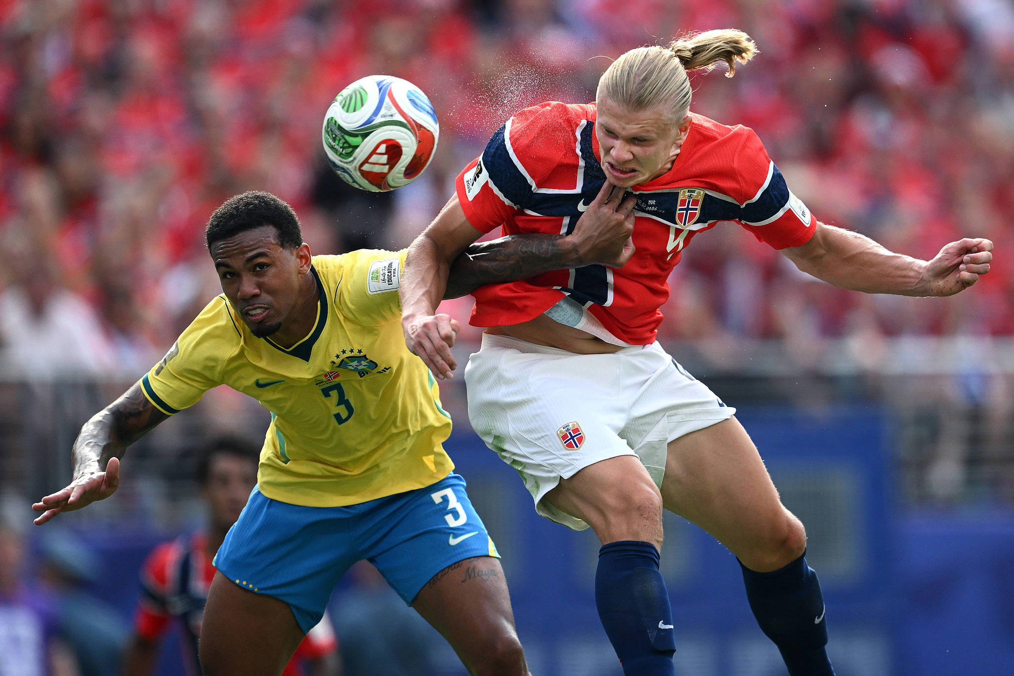 L'attaquant norvégien Erling Haaland (à droite) marque de la tête lors du match des huitièmes de finale contre le Brésil lors de la Coupe du Monde de la FIFA 2026 à East Rutherford, New Jersey, le 5 juillet 2026. /VCG