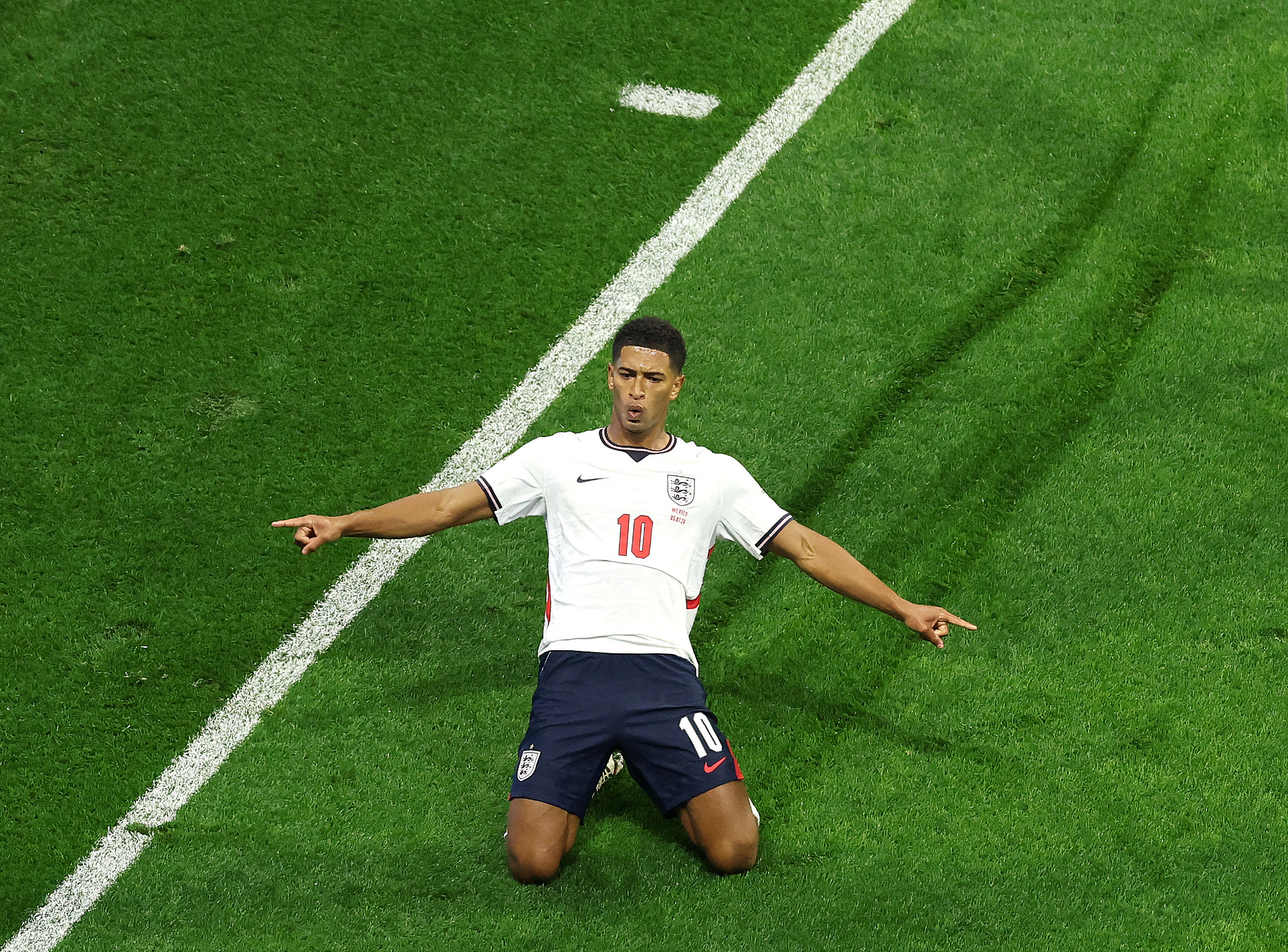 Le milieu de terrain anglais Jude Bellingham célèbre après avoir marqué un but en huitièmes de finale contre le Mexique lors de la Coupe du Monde de la FIFA 2026 à Mexico, Mexique, le 5 juillet 2026. /VCG
