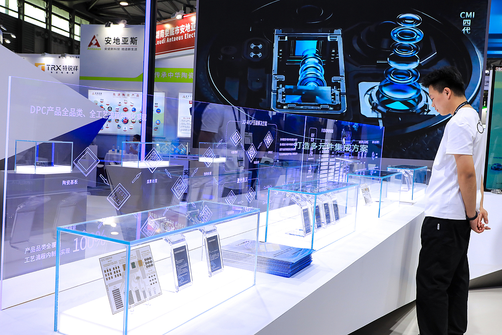Le salon électronique de Munich et de Shanghai s'est concentré sur les domaines clés de l'ensemble de la chaîne industrielle des semi-conducteurs, des capteurs, des connecteurs, de l'alimentation électrique et d'autres industries, Shanghai, Chine, le 2 juillet 2026. /VCG