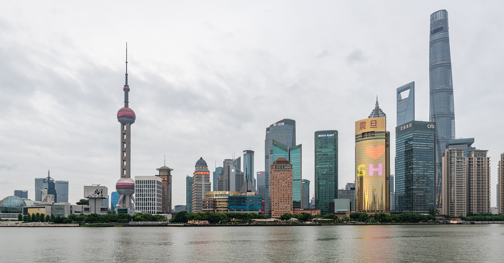Lujiazui, située sur la rive est du fleuve Huangpu, est le premier centre financier de Shanghai, Shanghai, Chine, 19 juin 2026. /VCG