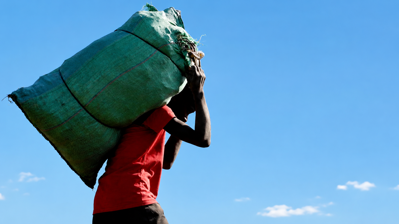 Un homme transportant des déchets plastiques vers la zone de traitement, le 3 juillet 2026. /CGTN Afrique