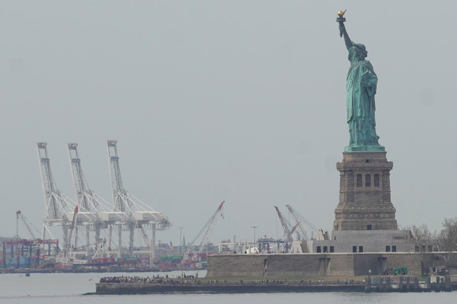 Le port de New York et du New Jersey, qui sert de porte d'entrée essentielle pour le commerce et de plaque tournante logistique majeure pour le nord-est des États-Unis, à New York, aux États-Unis. /Xinhua