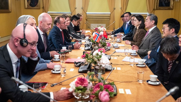 Le ministre chinois des Affaires étrangères Wang Yi rencontre le ministre norvégien des Affaires étrangères Espen Barth Eide à Oslo, en Norvège, le 6 juillet 2026. / Ministère chinois des Affaires étrangères