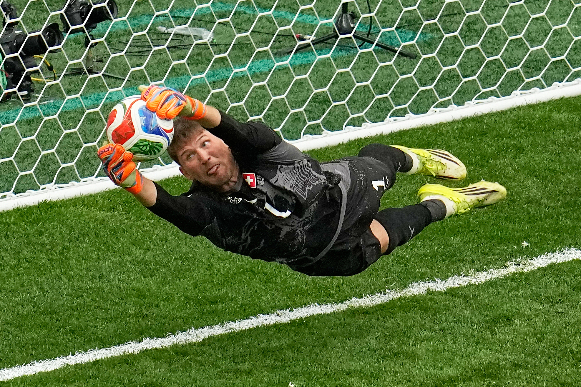 Le gardien suisse Gregor Kobel sauve un penalty de l'attaquant colombien Cucho Hernández lors d'un huitième de finale de la Coupe du Monde de la FIFA 2026 à Vancouver, Colombie-Britannique, Canada, le 7 juillet 2026. /VCG