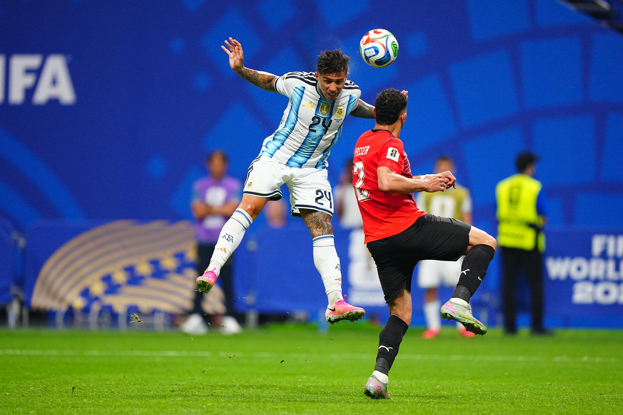 Le milieu de terrain argentin Enzo Fernandez (#24) marque de la tête contre l'Égypte lors d'un huitième de finale de la Coupe du Monde de la FIFA 2026 à Atlanta, Géorgie, États-Unis, le 7 juillet 2026. /VCG