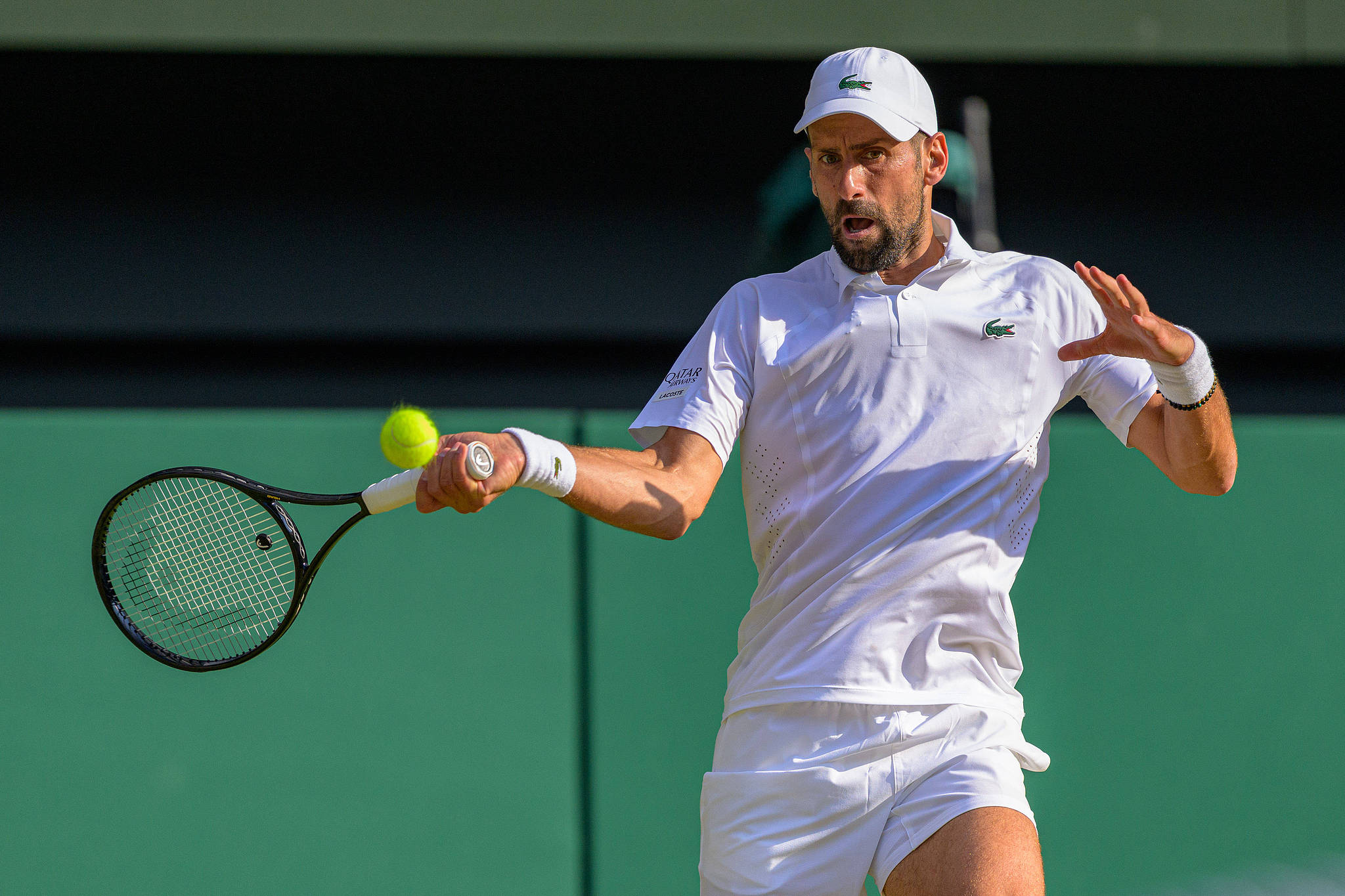 Le Serbe Novak Djokovic frappe un tir contre le Canadien Felix Auger-Aliassime lors d'un match quart de finale masculin aux championnats de Wimbledon au All England Lawn Tennis and Croquet Club à Londres, Angleterre, Royaume-Uni, le 7 juillet 2026. /VCG