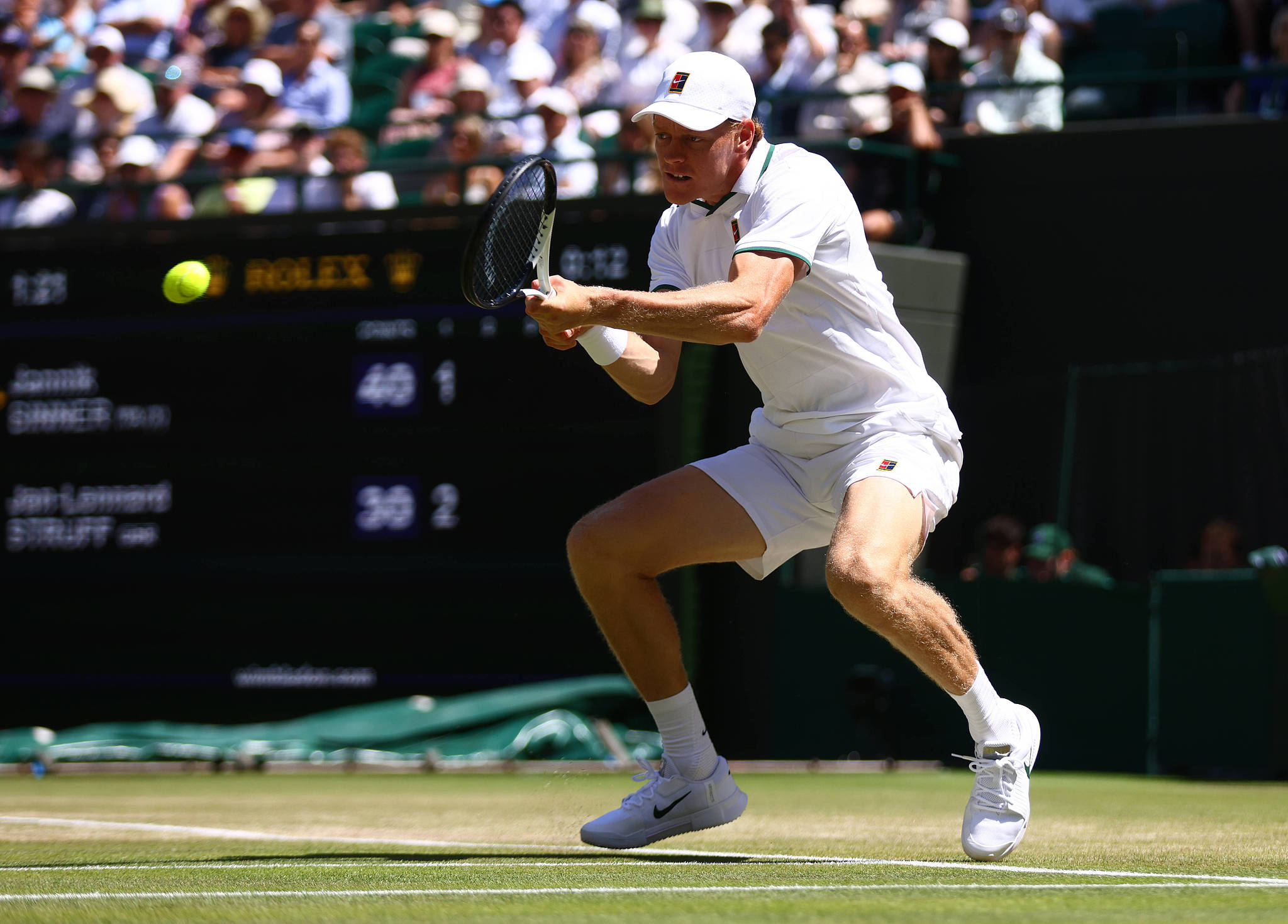 L'Italien Jannik Sinner frappe un tir contre l'Allemand Jan-Lennard Struff lors d'un match quart de finale masculin aux championnats de Wimbledon au All England Lawn Tennis and Croquet Club à Londres, Angleterre, Royaume-Uni, le 7 juillet 2026. /VCG