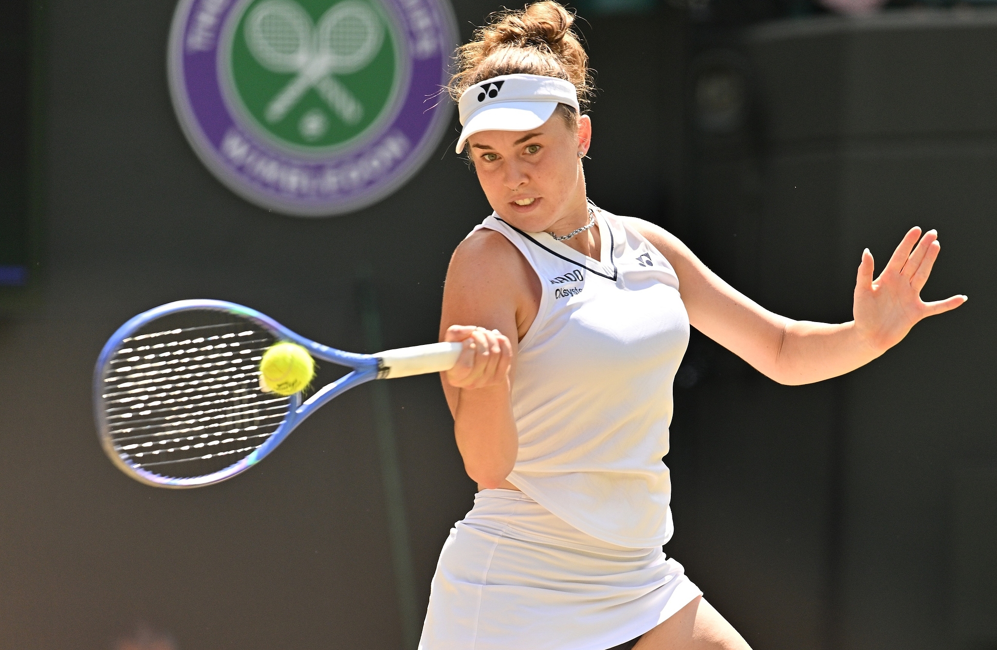 Linda Noskova, de Tchéquie, tire contre Elise Mertens, de Belgique, lors d'un match quart de finale féminin aux championnats de Wimbledon au All England Lawn Tennis and Croquet Club à Londres, Angleterre, Royaume-Uni, le 8 juillet 2026. /VCG