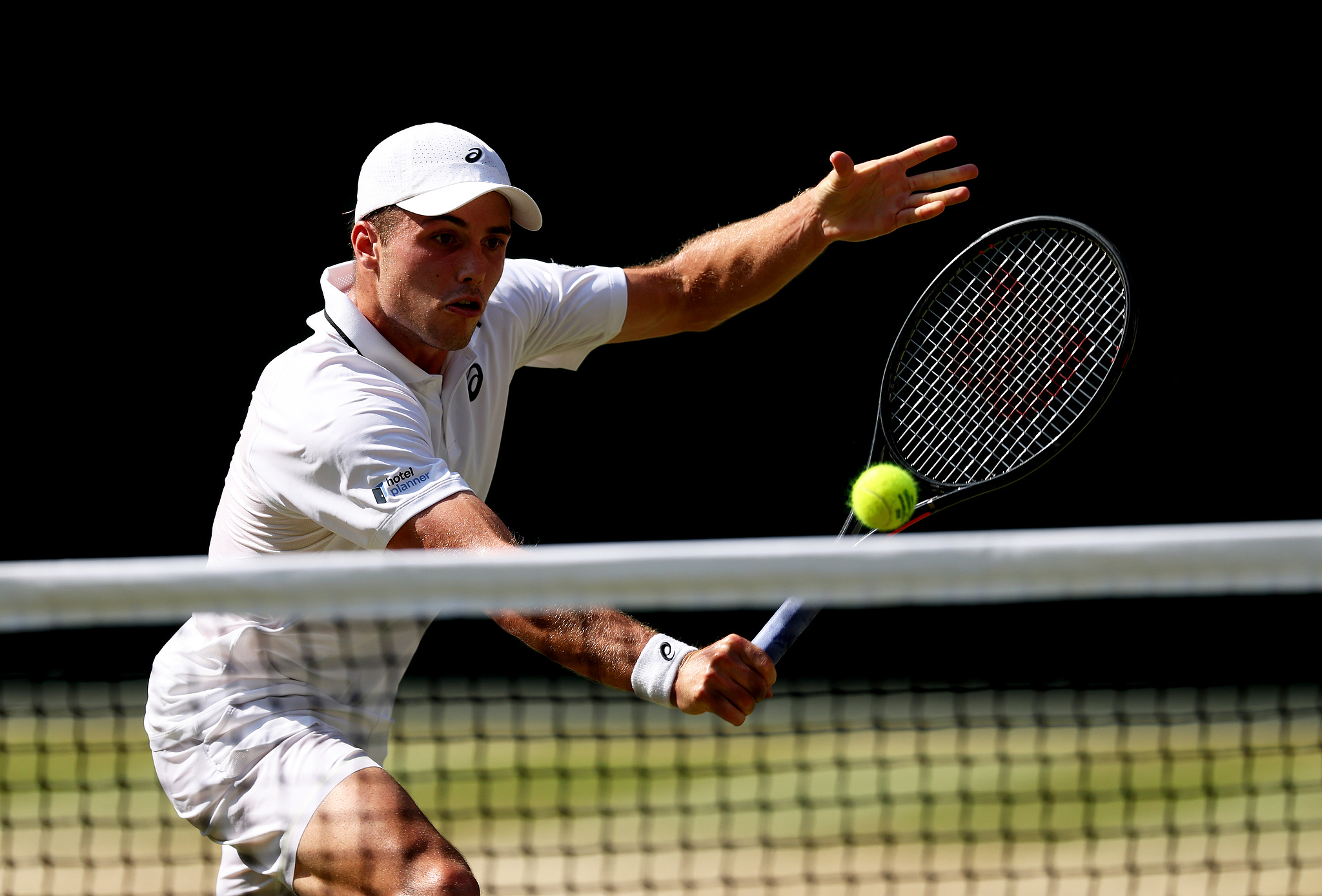 Le Britannique Arthur Fery frappe un tir contre l'Italien Flavio Cobolli lors d'un match quart de finale masculin aux championnats de Wimbledon au All England Lawn Tennis and Croquet Club à Londres, Angleterre, Royaume-Uni, le 8 juillet 2026. /VCG