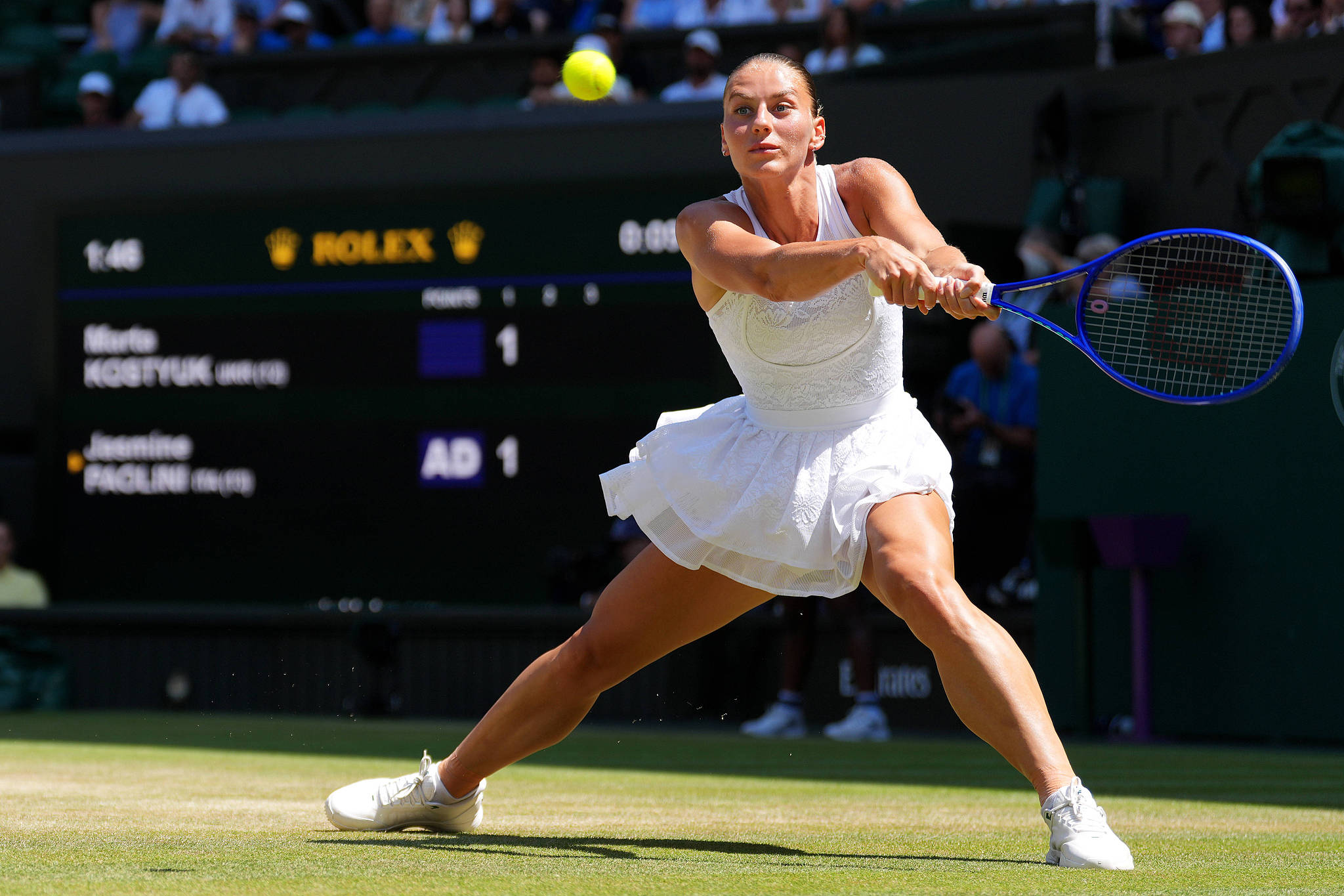L'Ukrainienne Marta Kostyuk frappe un tir contre l'Italienne Jasmine Paolini lors d'un match quart de finale féminin aux championnats de Wimbledon au All England Lawn Tennis and Croquet Club à Londres, Angleterre, Royaume-Uni, le 8 juillet 2026. /VCG