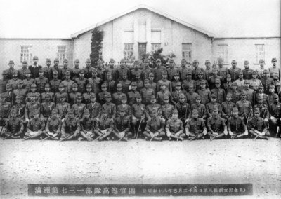 25 juin 1943. Photo des officiers supérieurs de l'Unité 731 devant le bâtiment du quartier général. /Source : Site officiel du Mémorial des victimes du massacre de Nanjing par les envahisseurs japonais