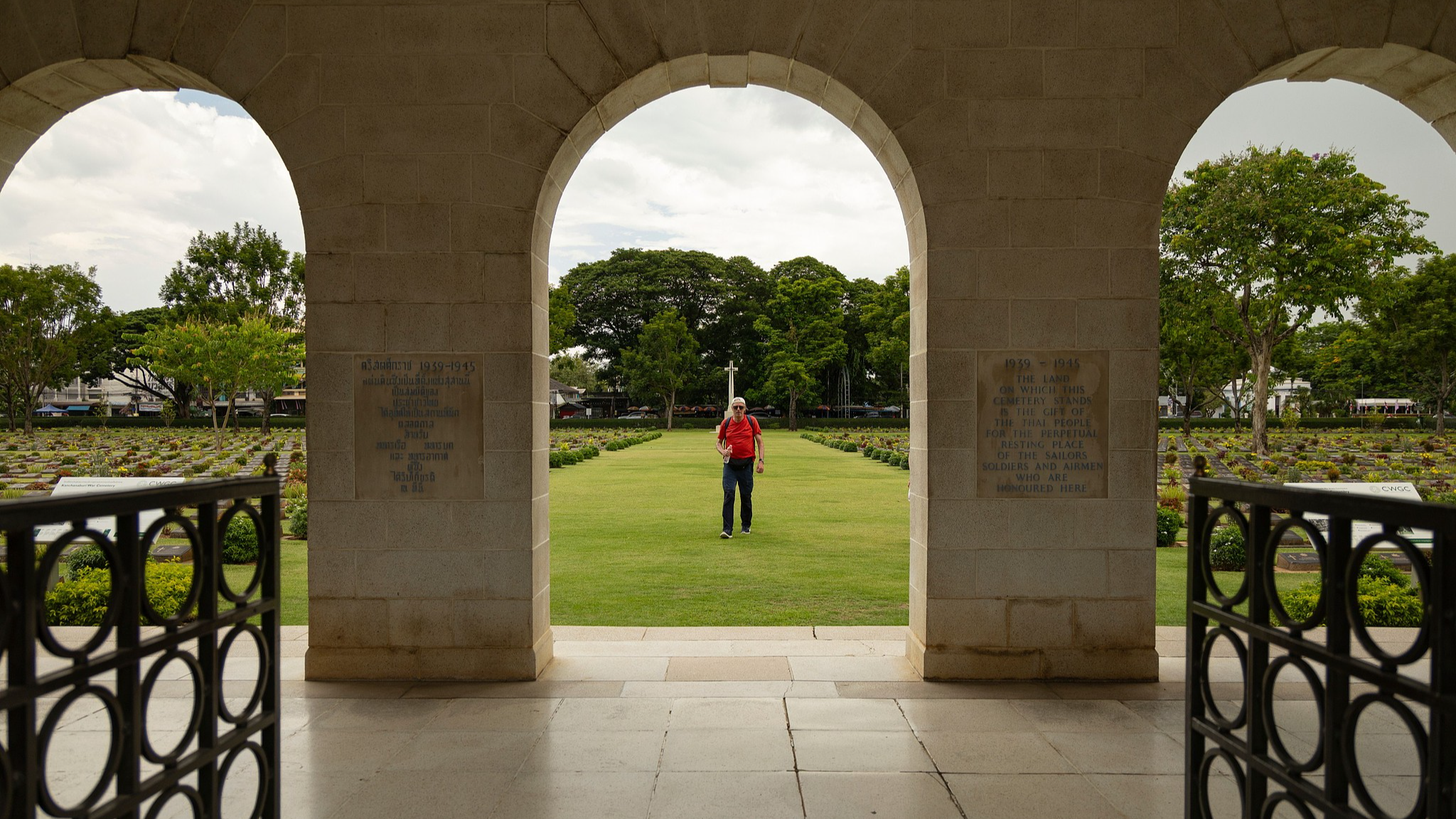 Un visiteur traverse le cimetière de guerre Don-Rak pour les prisonniers de guerre morts en construisant la tristement célèbre Seconde Guerre mondiale