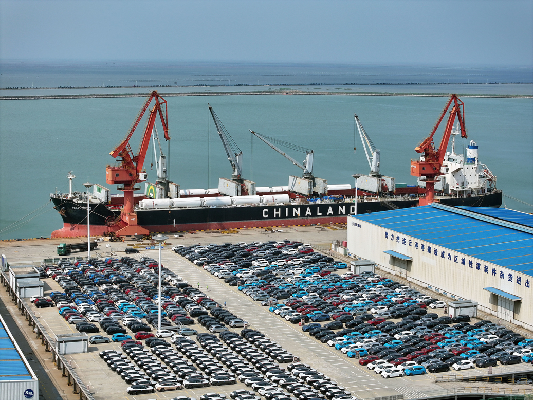 Les véhicules chinois à énergie nouvelle attendent d'être expédiés pour l'exportation au port de Lianyungang, dans la province du Jiangsu, le 9 juillet 2026. /CFP