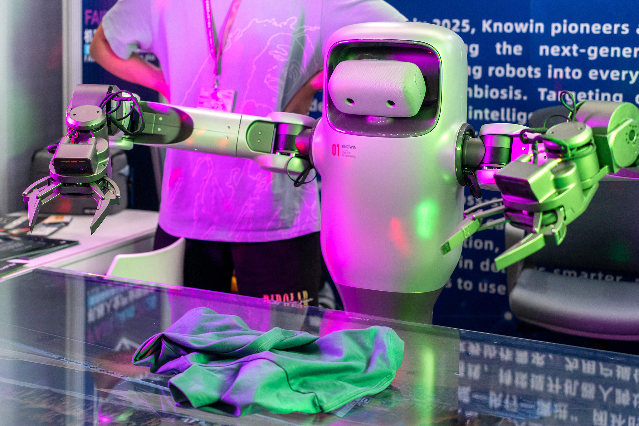 Un robot humanoïde démontre le processus de pliage de vêtements lors de la conférence Robot Full Industry Link 2026 à Shenzhen, en Chine, le 22 avril 2026. /VCG