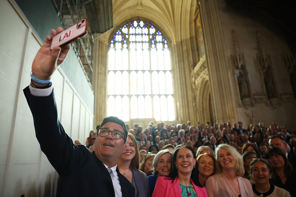 Andy Burnham prend une photo avec le Parti travailliste parlementaire après son assermentation en tant que député au Parlement, Londres, Angleterre, le 22 juin 2026. /VCG