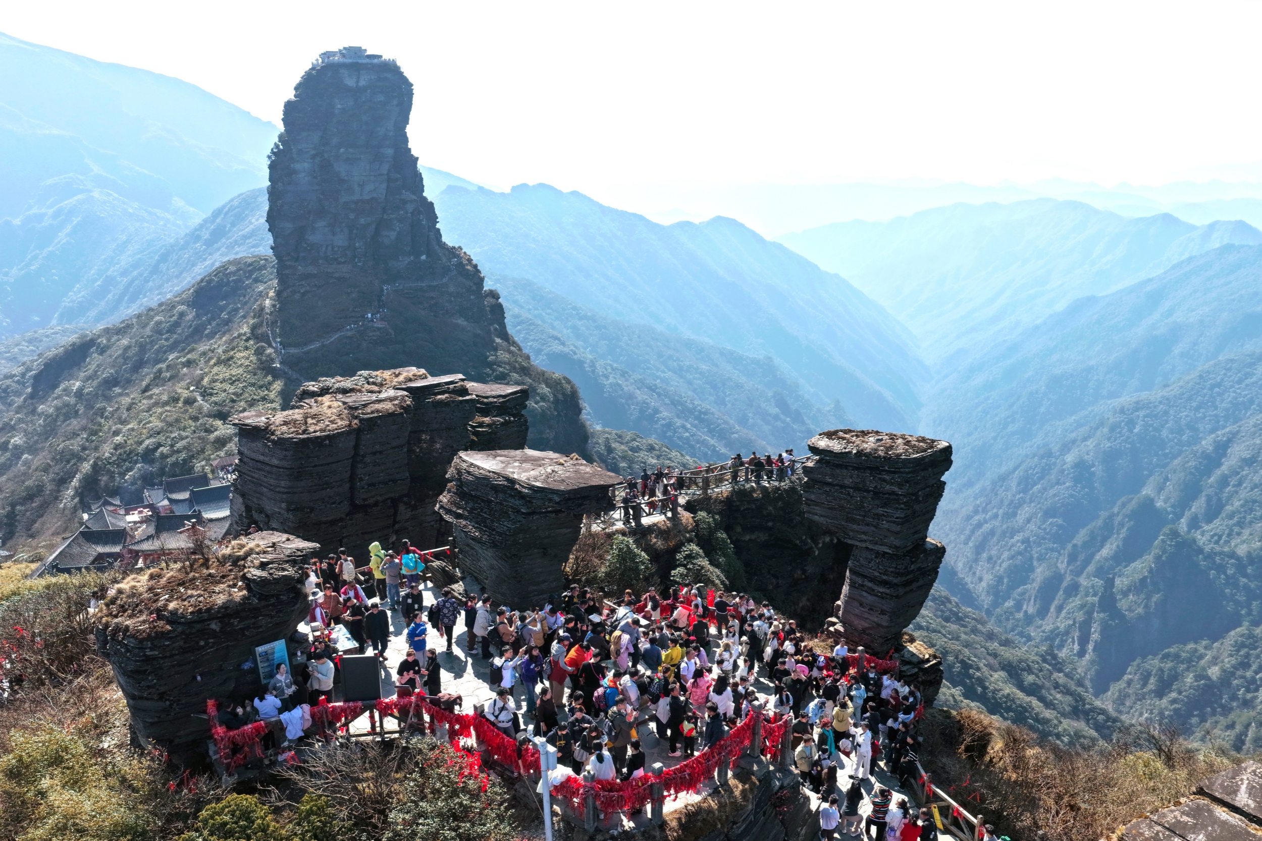 Des touristes visitent le mont Fanjing à Tongren, dans la province du Guizhou (sud-ouest de la Chine), le 6 juillet 2026. /Centre de convergence des médias de Tongren