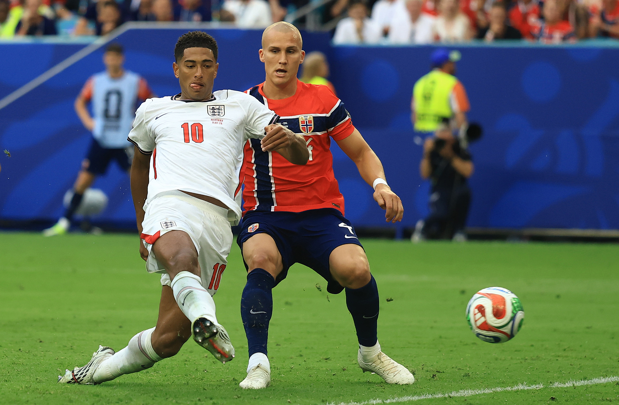 Le milieu de terrain anglais Jude Bellingham (#10) tire pour marquer un but lors du match quart de finale contre la Norvège lors de la Coupe du Monde FIFA 2026 à Miami Gardens, Floride, le 11 juillet 2026. /VCG