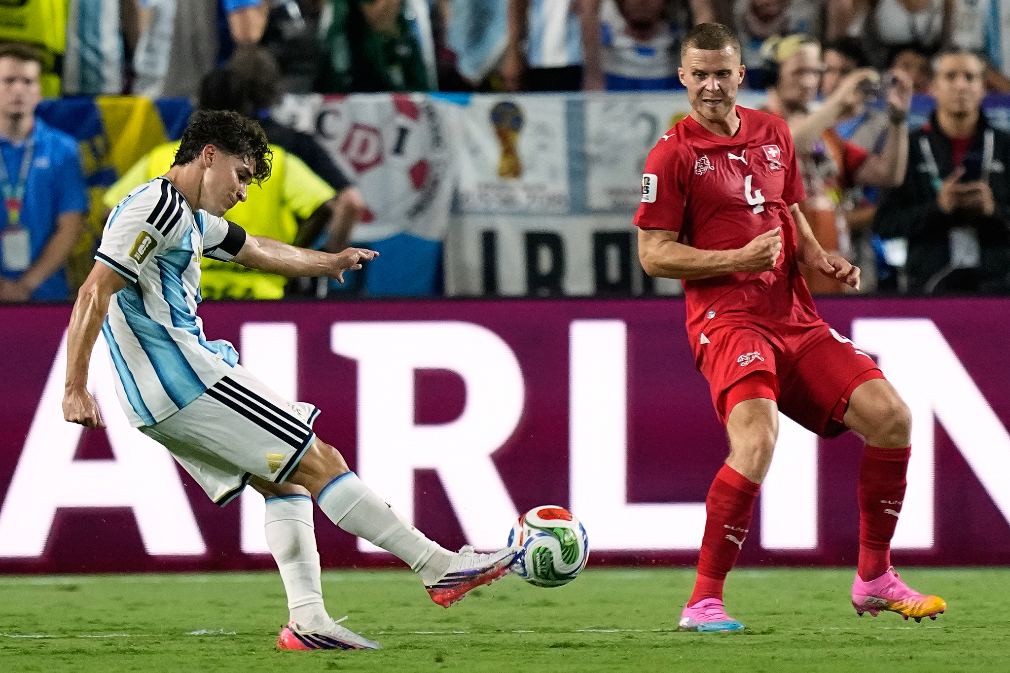 L'attaquant argentin Julian Alvarez (à gauche) tire pour marquer un but lors du match quart de finale contre la Suisse lors de la Coupe du Monde de la FIFA 2026 à Kansas City, Missouri, le 11 juillet 2026. /VCG
